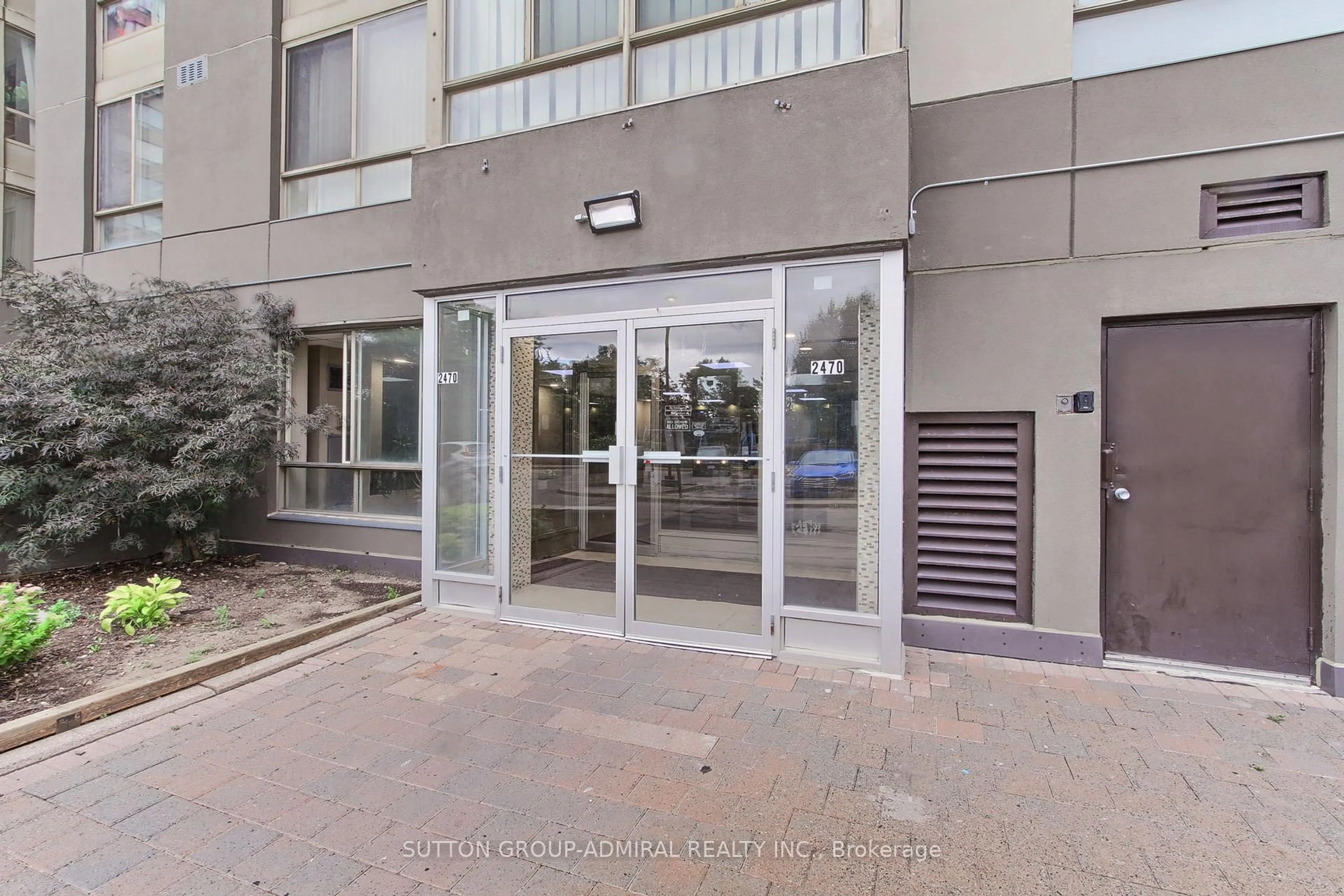 Indoor foyer for 2470 Eglinton Ave #1205, Toronto Ontario M6M 5E7