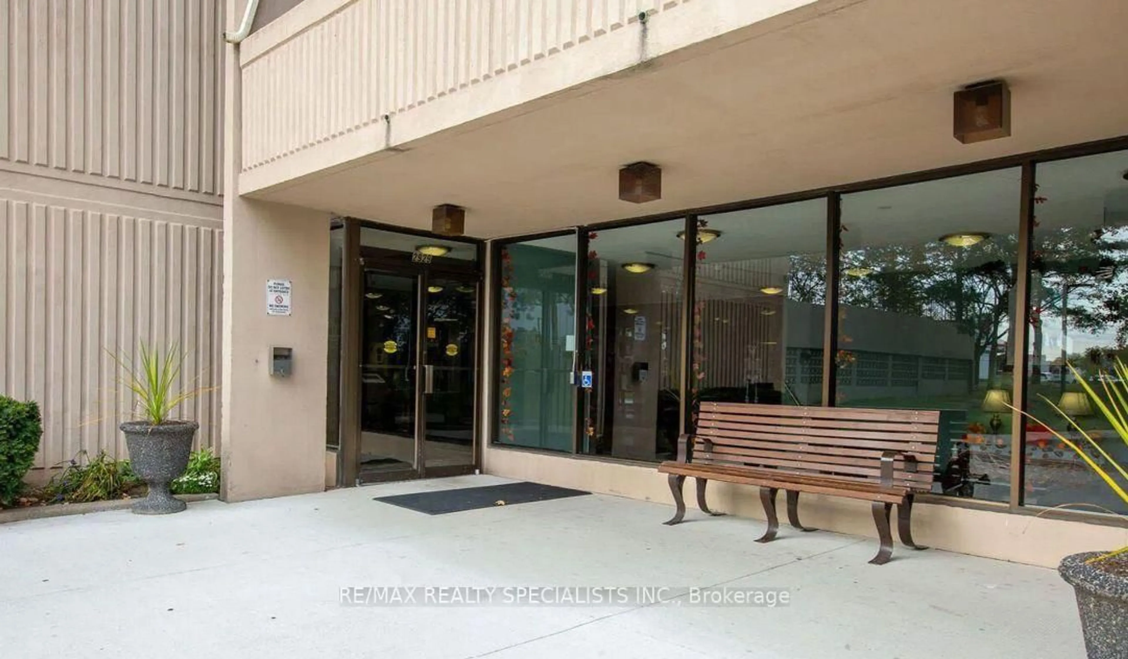 Indoor foyer for 2929 Aquitaine Ave #804, Mississauga Ontario L5N 2C7