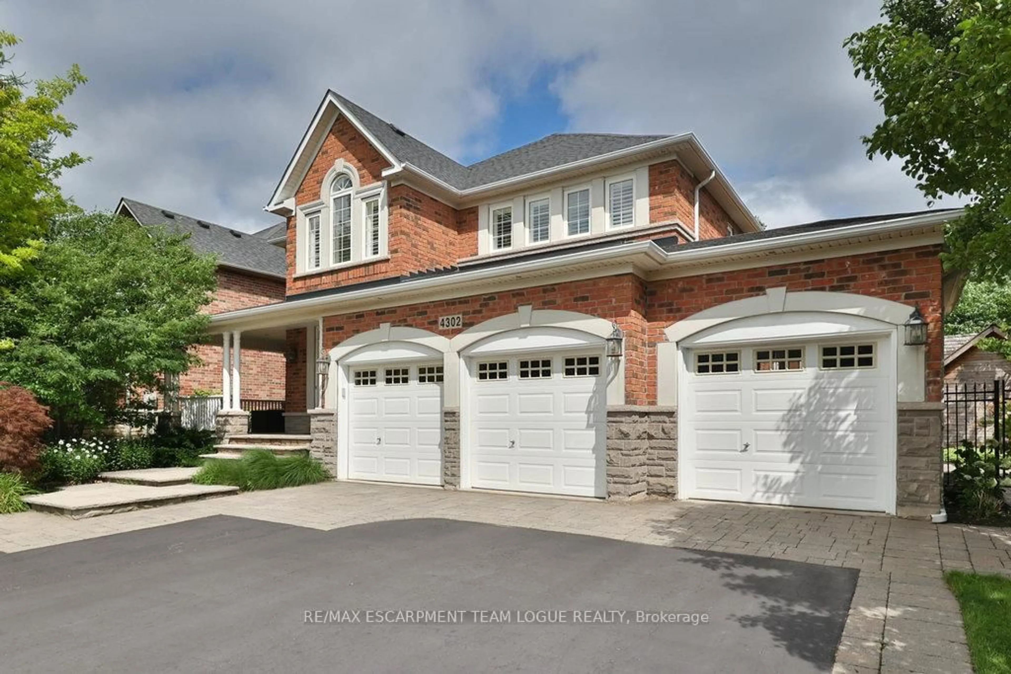 Home with brick exterior material, street for 4302 Clubview Dr, Burlington Ontario L7M 4W9