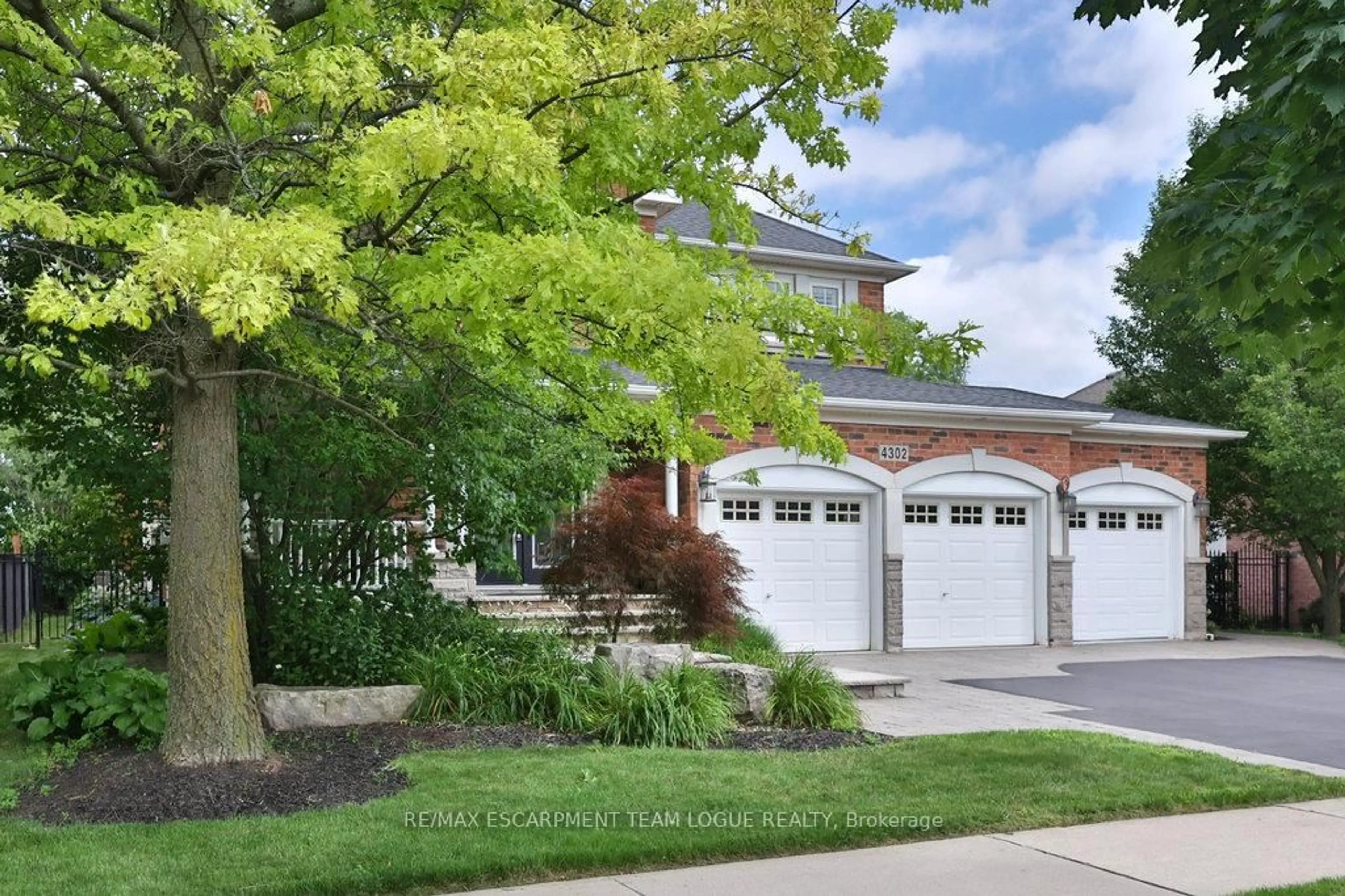 Home with brick exterior material, street for 4302 Clubview Dr, Burlington Ontario L7M 4W9