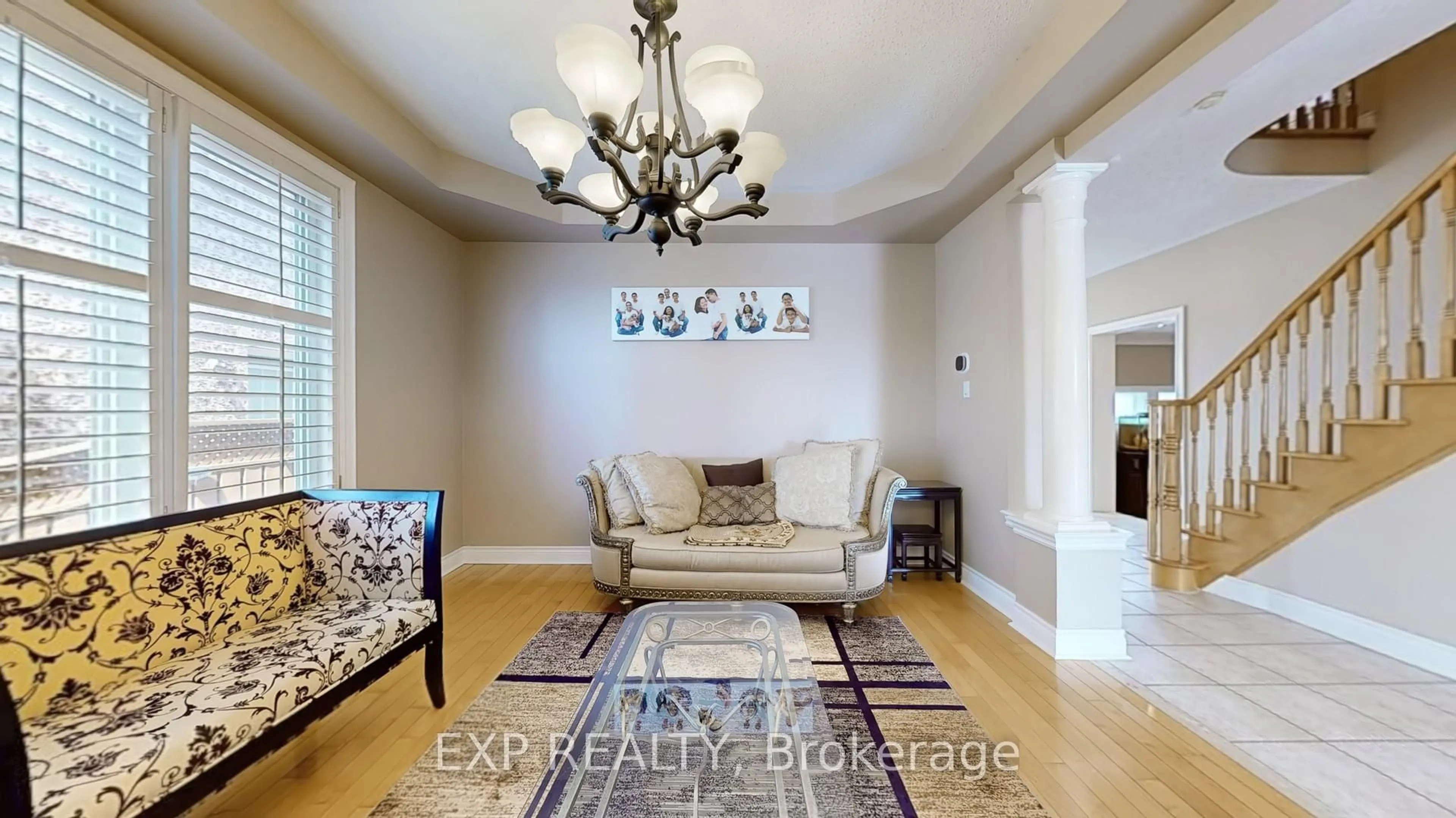 Living room with furniture, unknown for 28 Cosmo Crt, Brampton Ontario L6P 1G2