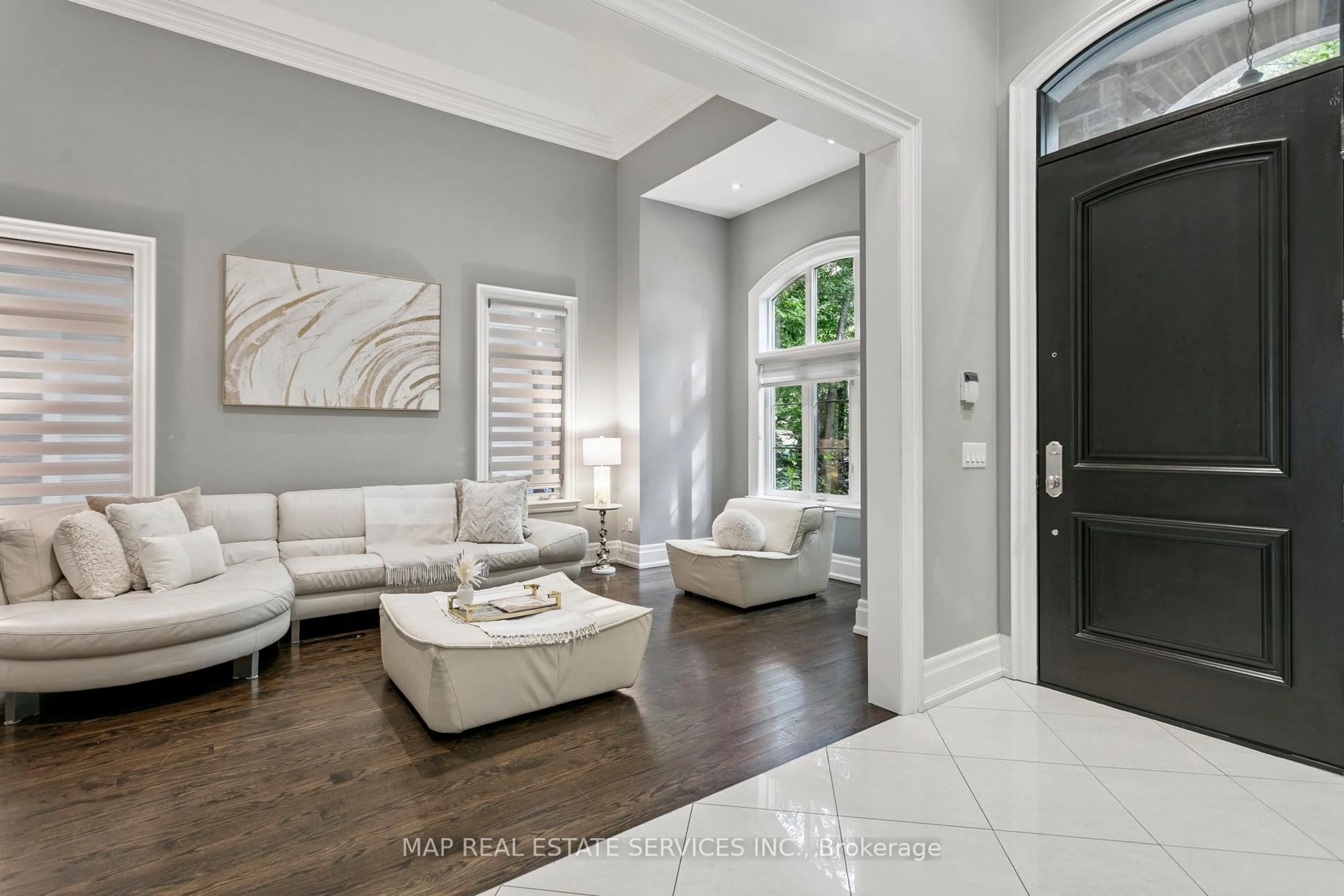 Indoor entryway for 1290 Lakebreeze Dr, Mississauga Ontario L5G 3W6