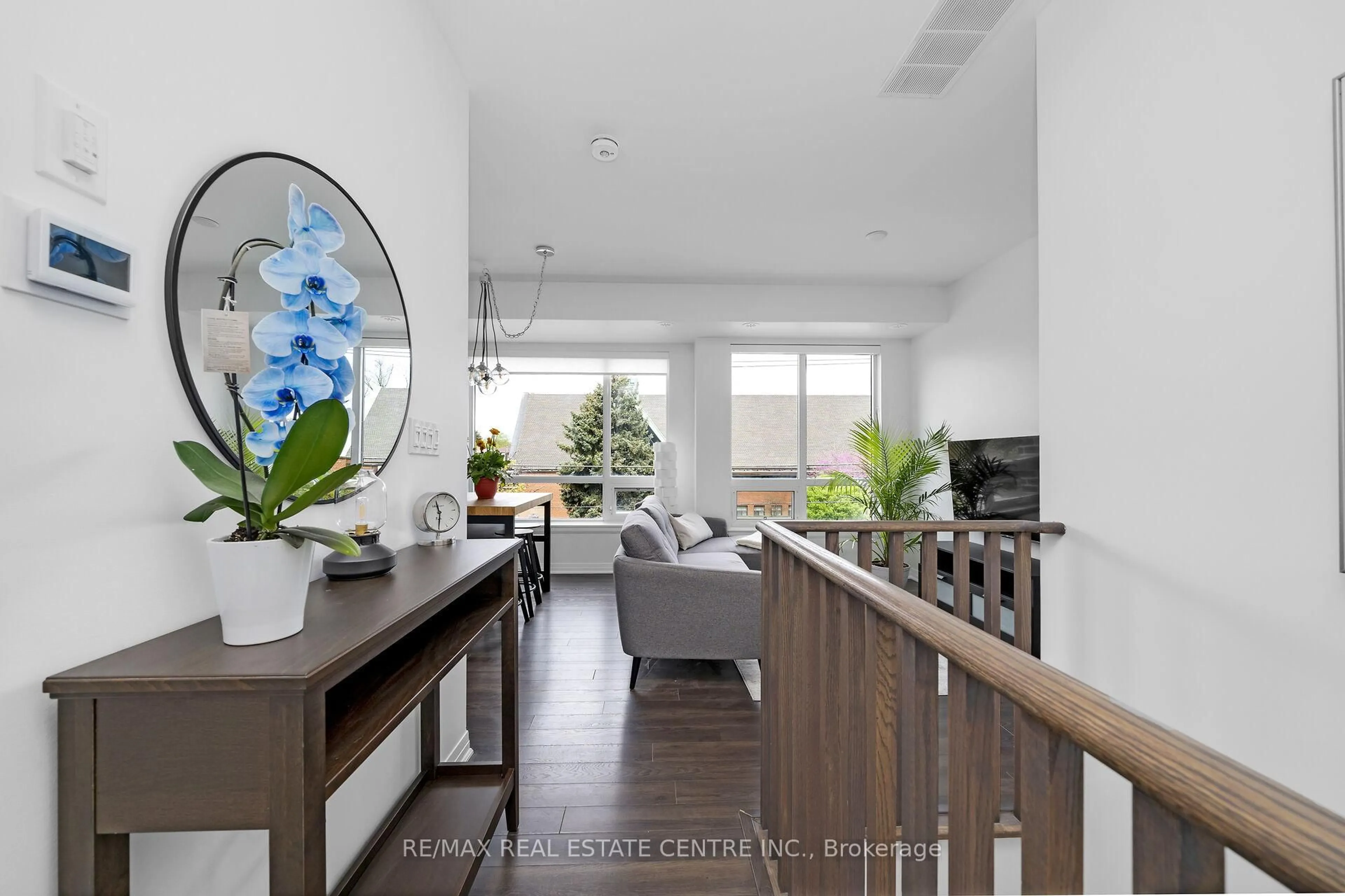 Indoor entryway for 680 Atwater Ave #7, Mississauga Ontario L5G 0B6