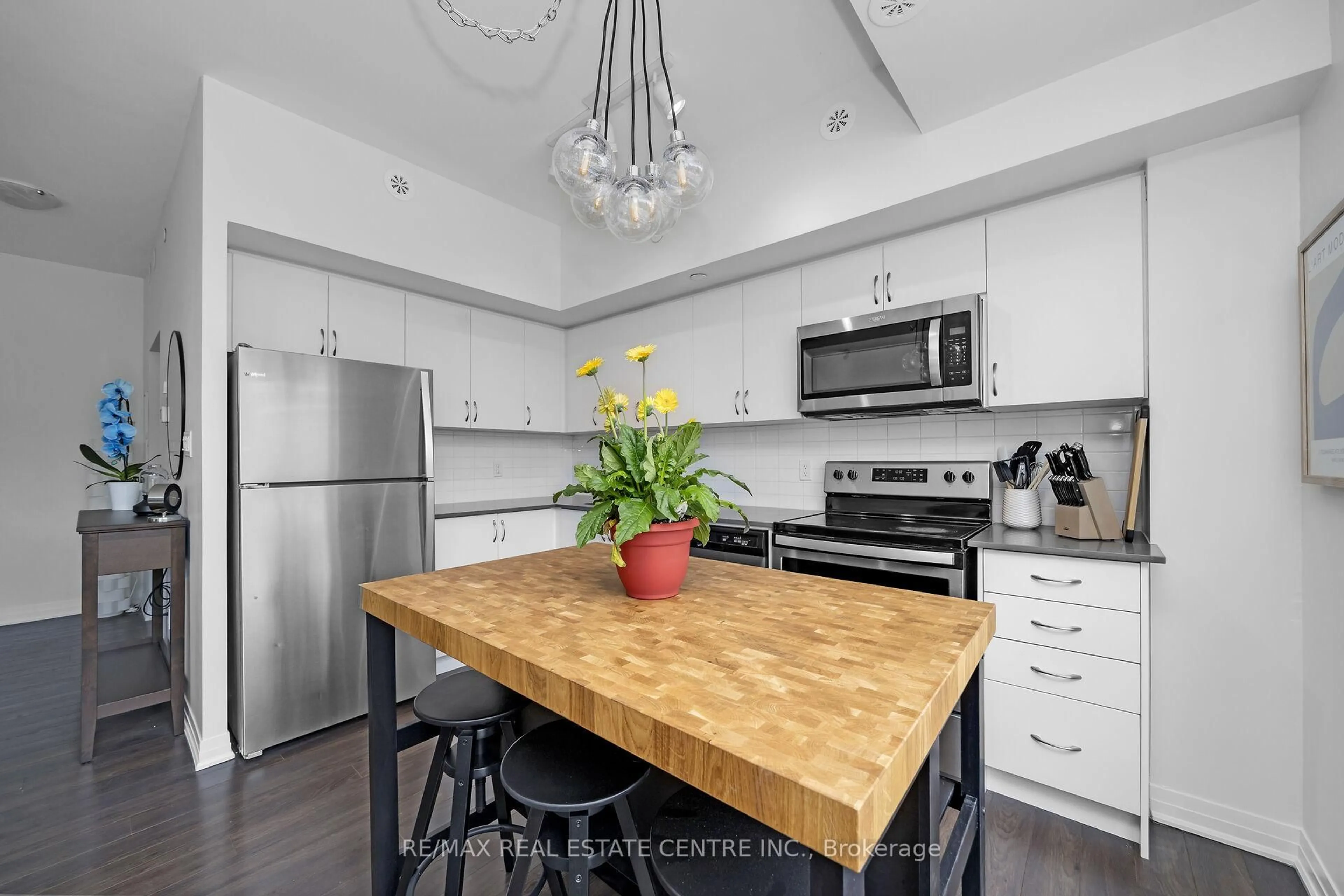 Open concept kitchen, unknown for 680 Atwater Ave #7, Mississauga Ontario L5G 0B6