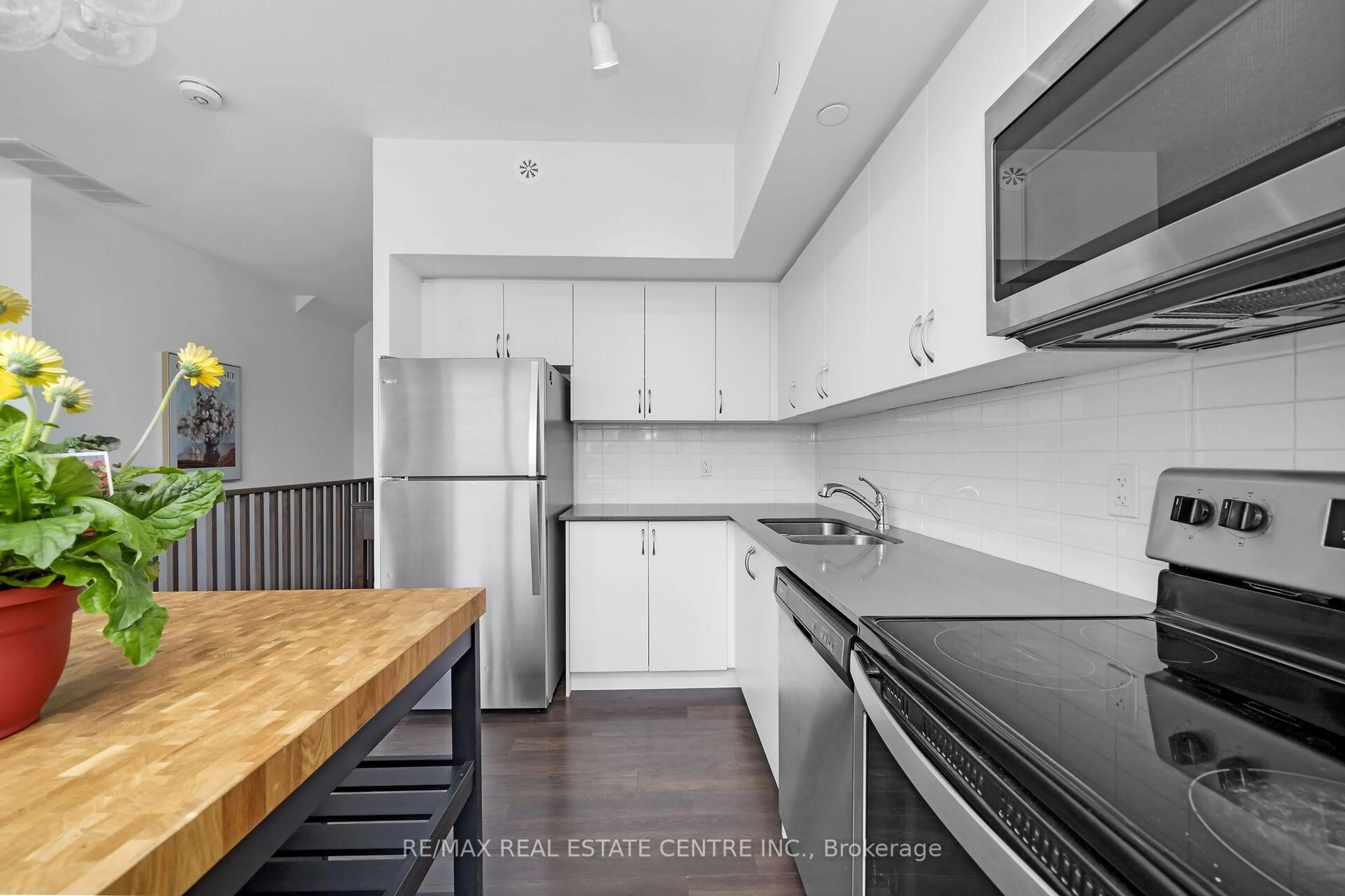 Standard kitchen, unknown for 680 Atwater Ave #7, Mississauga Ontario L5G 0B6