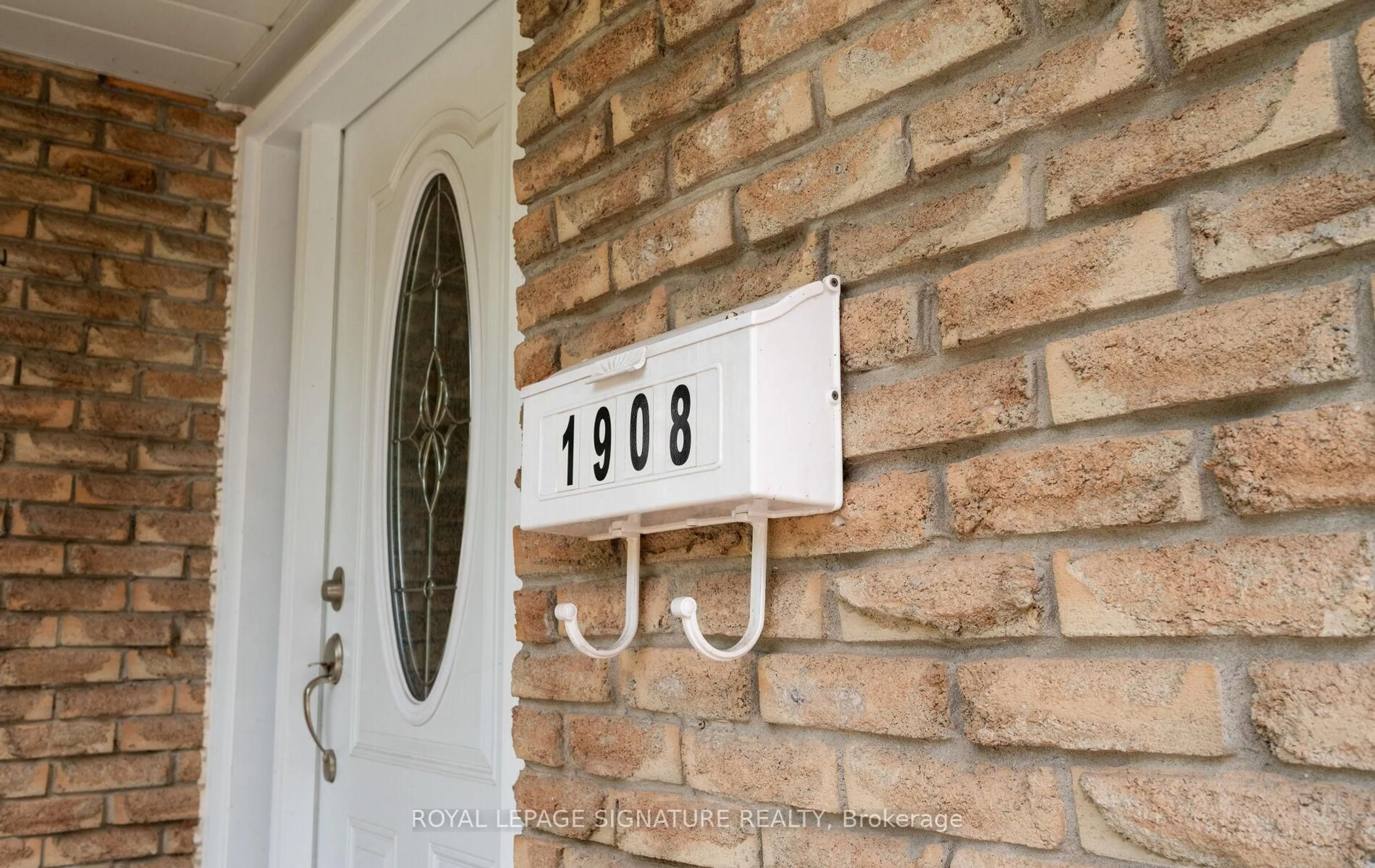 Indoor entryway for 1908 Bonnymede Dr, Mississauga Ontario L5J 1E1