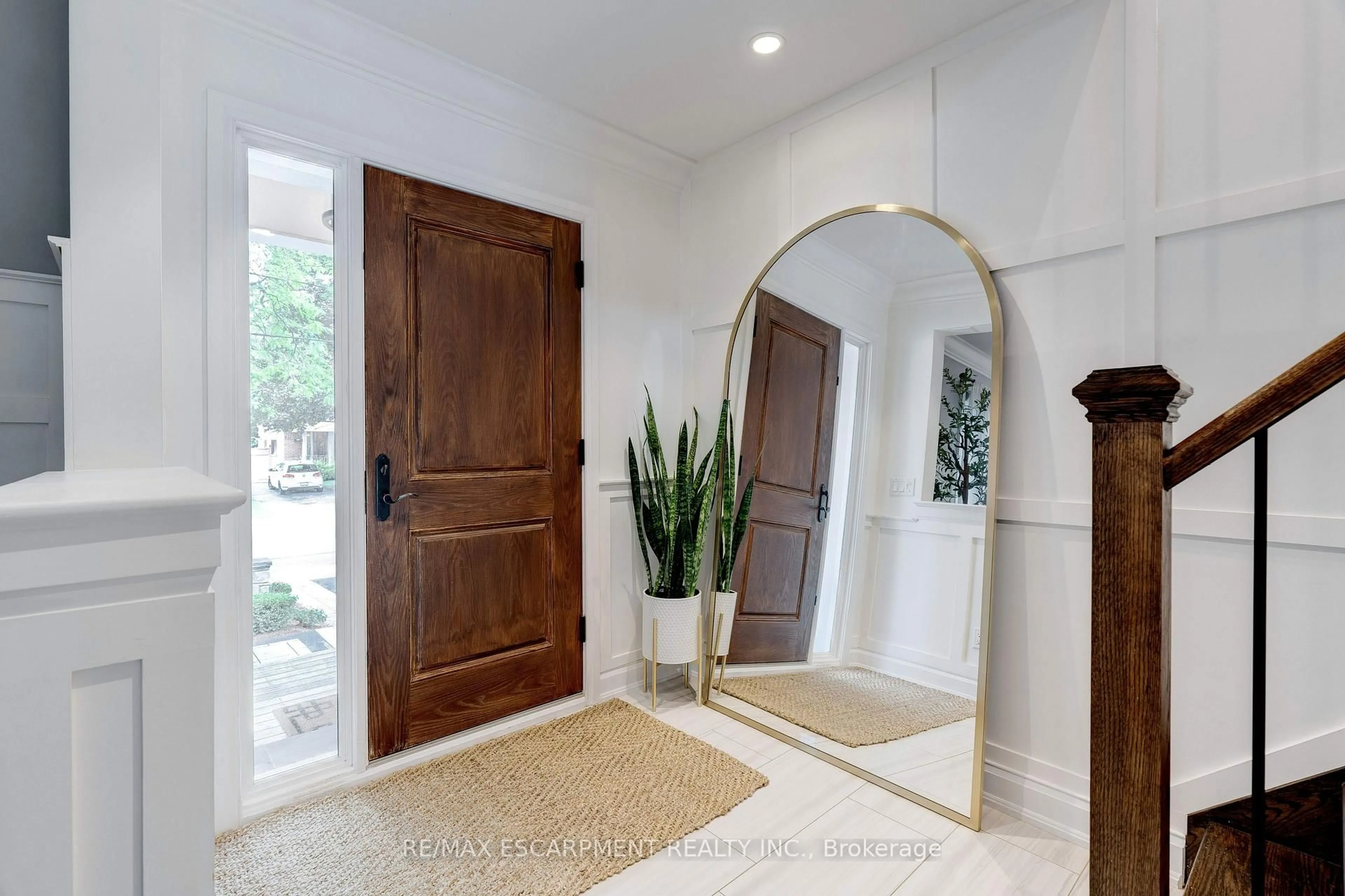 Indoor entryway for 640 George St, Burlington Ontario L7R 2V7