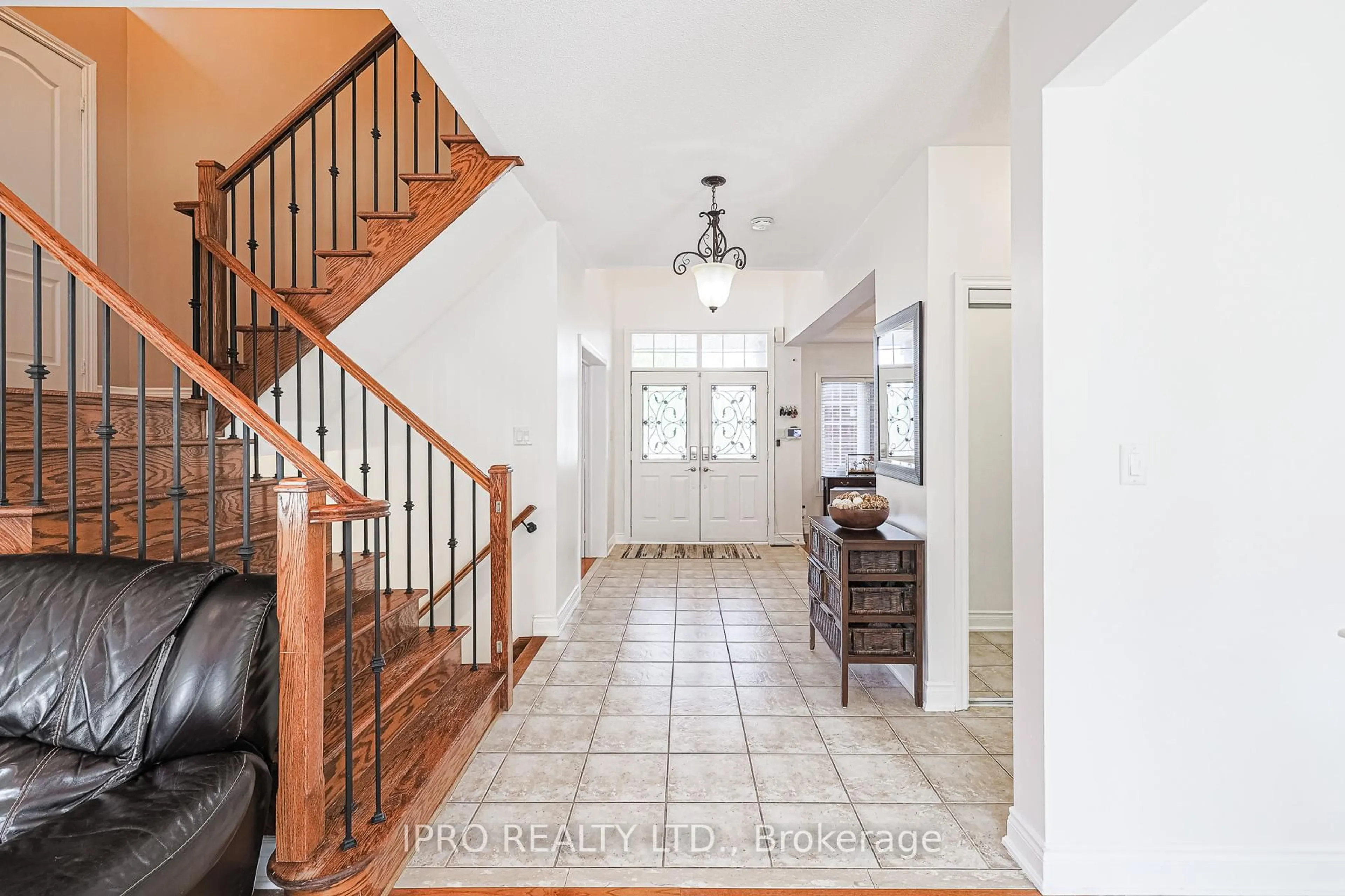 Indoor entryway for 26 Saint Hubert Dr, Brampton Ontario L6P 1V7