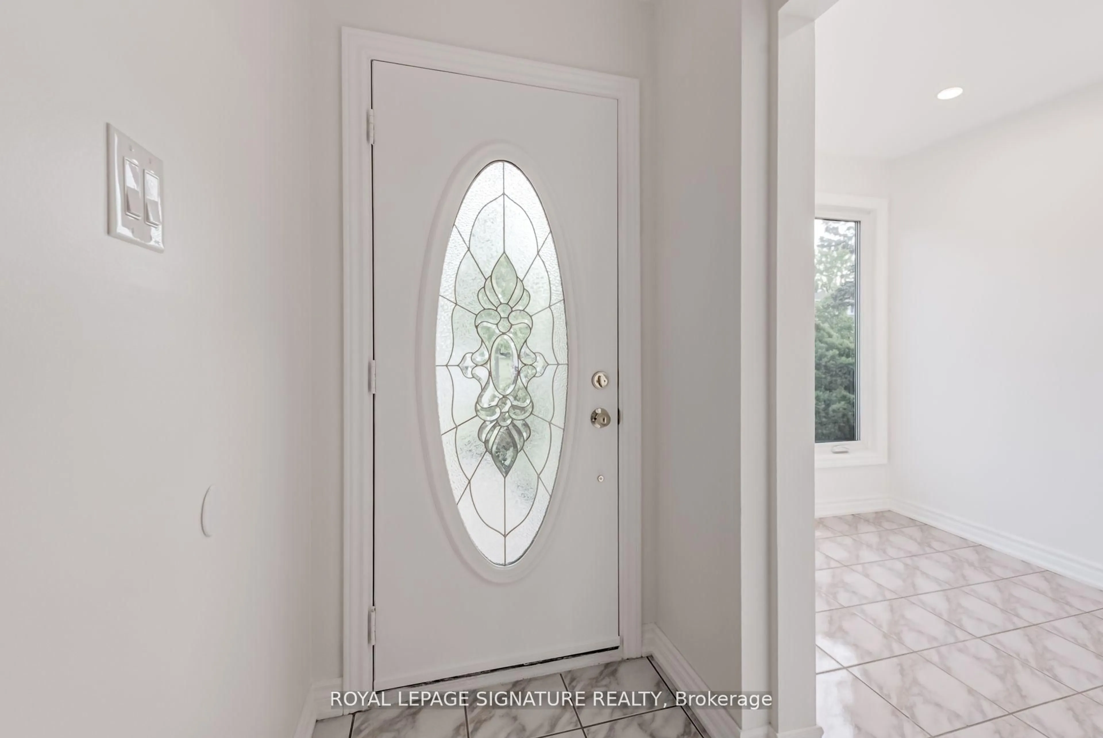 Indoor entryway for 36 Denlow Dr, Brampton Ontario L6Y 2L4
