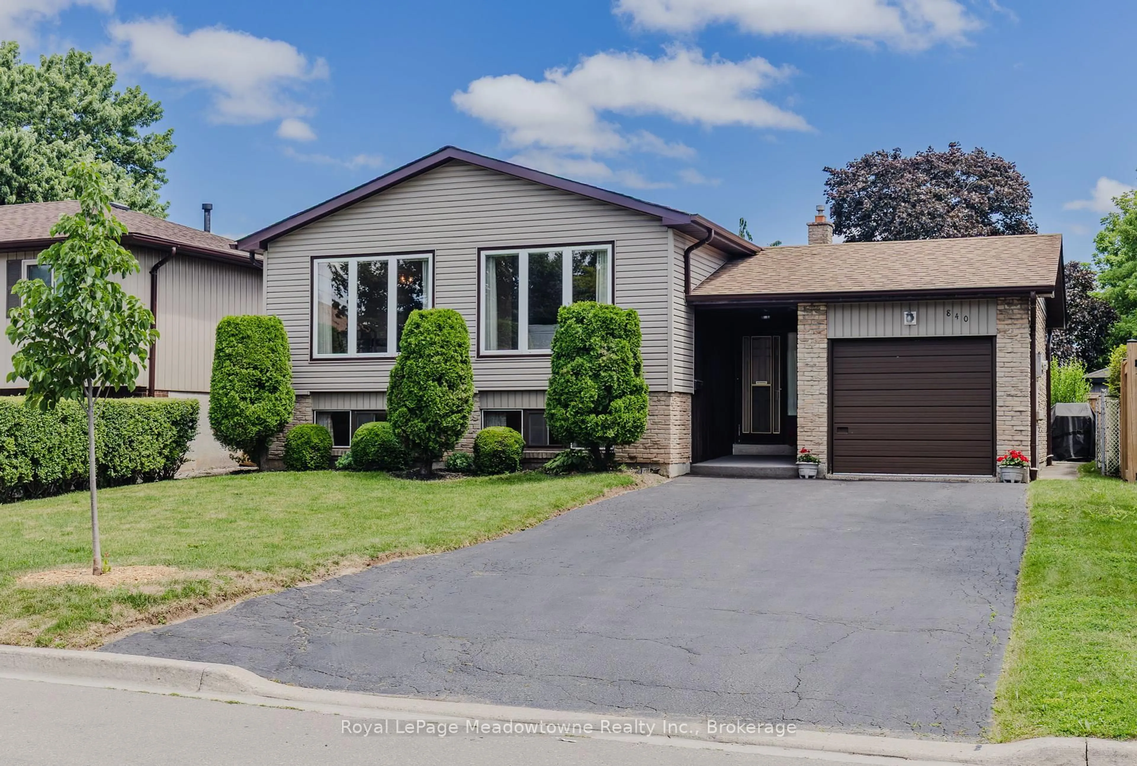 Home with vinyl exterior material, street for 840 Cedarbrae Ave, Milton Ontario L9T 3X1