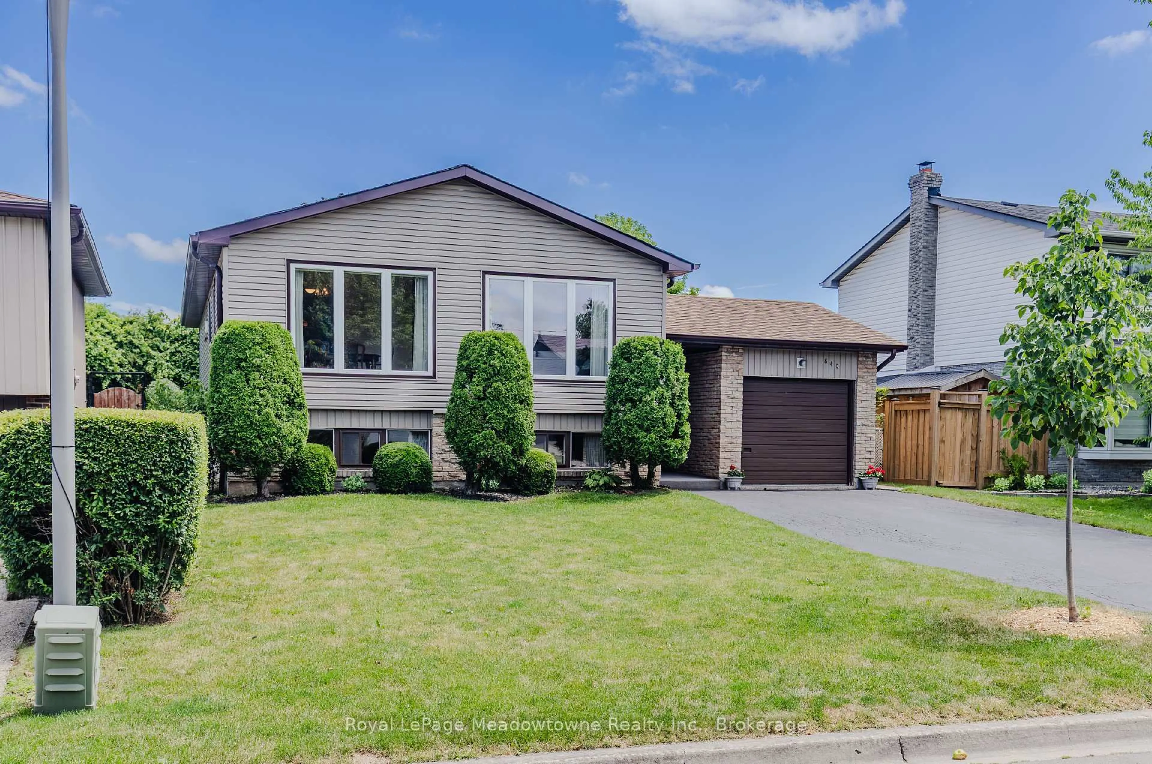 Home with vinyl exterior material, street for 840 Cedarbrae Ave, Milton Ontario L9T 3X1