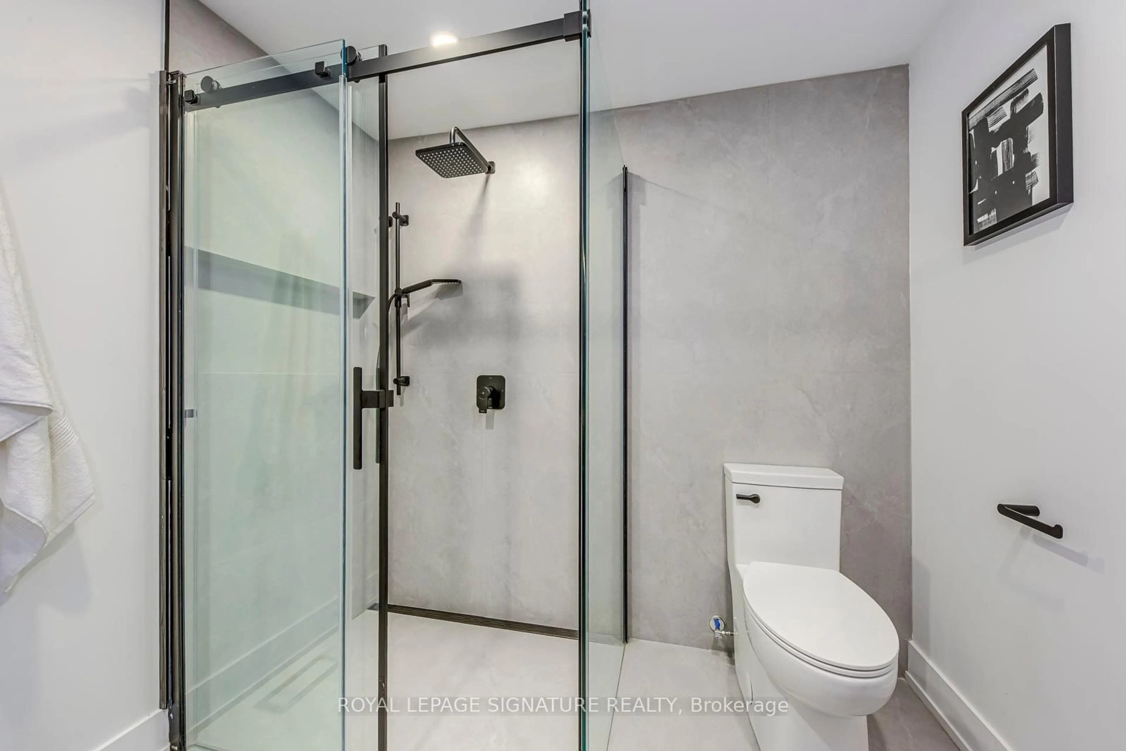 Standard bathroom, ceramic/tile floor for 11024 Trafalgar Rd, Halton Hills Ontario L7G 4S5
