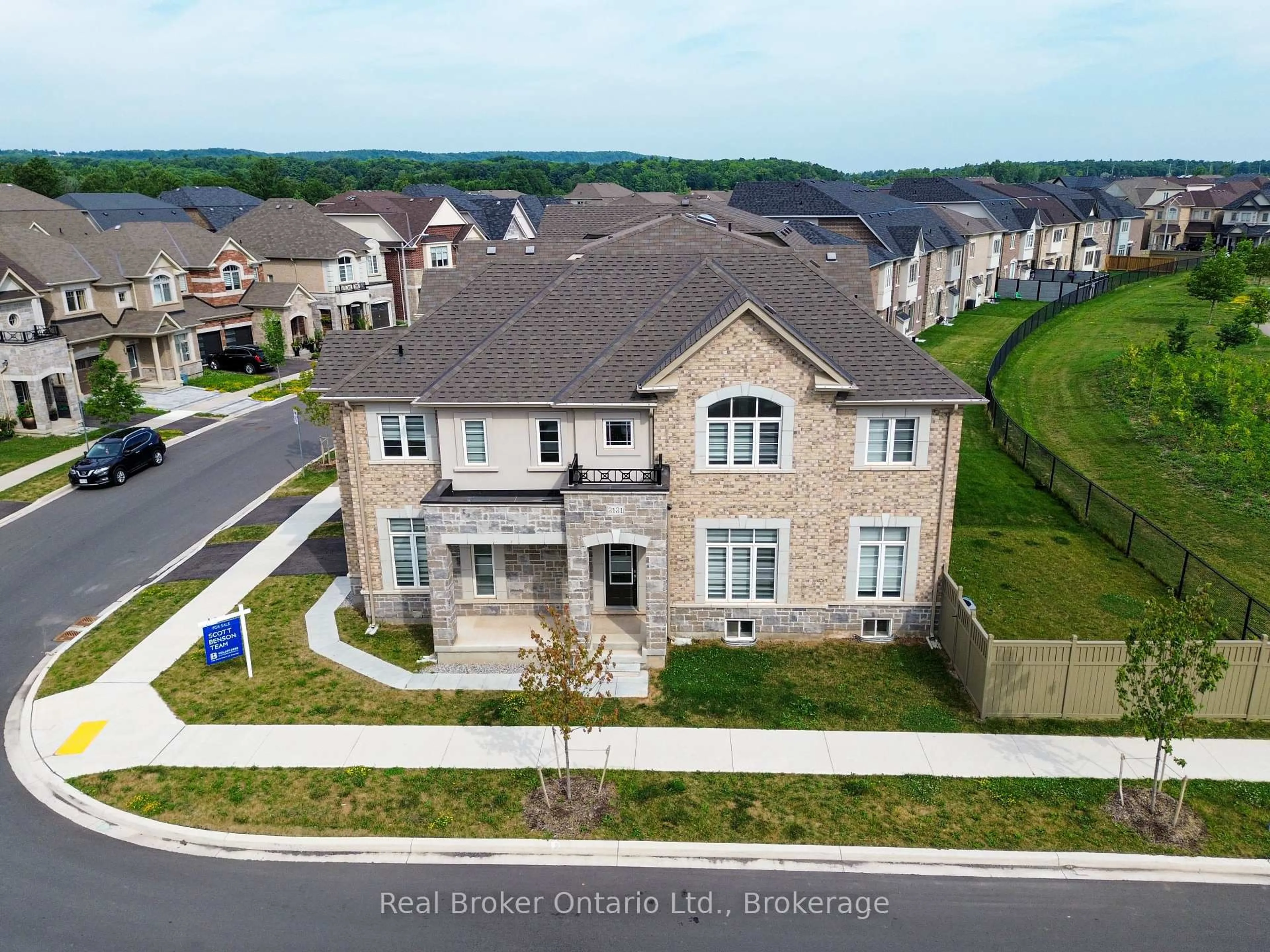 A pic from outside/outdoor area/front of a property/back of a property/a pic from drone, unknown for 3131 Goodyear Rd, Burlington Ontario L7M 0Z9
