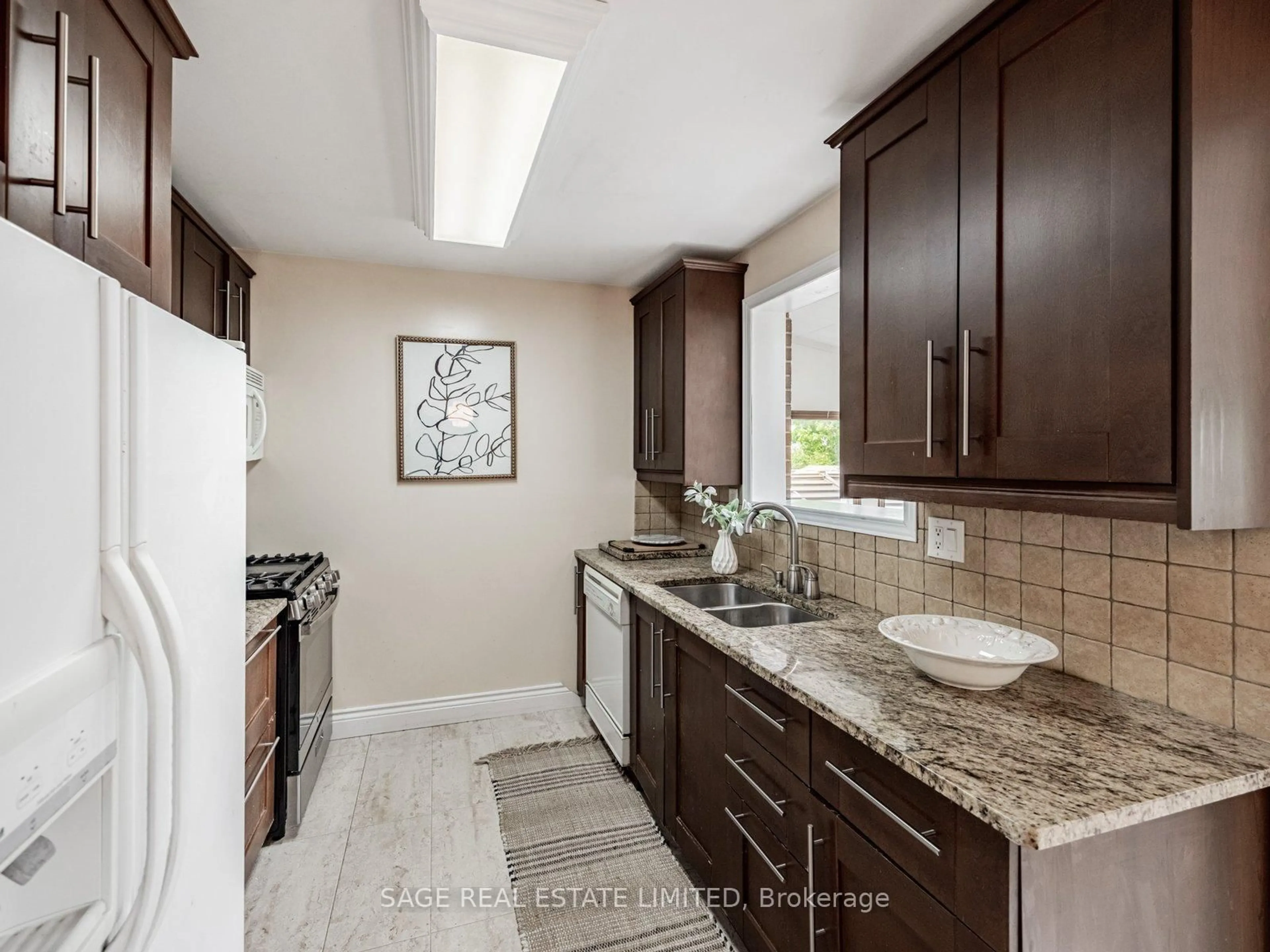 Standard kitchen, ceramic/tile floor for 46 Watson Cres, Brampton Ontario L6W 1E7