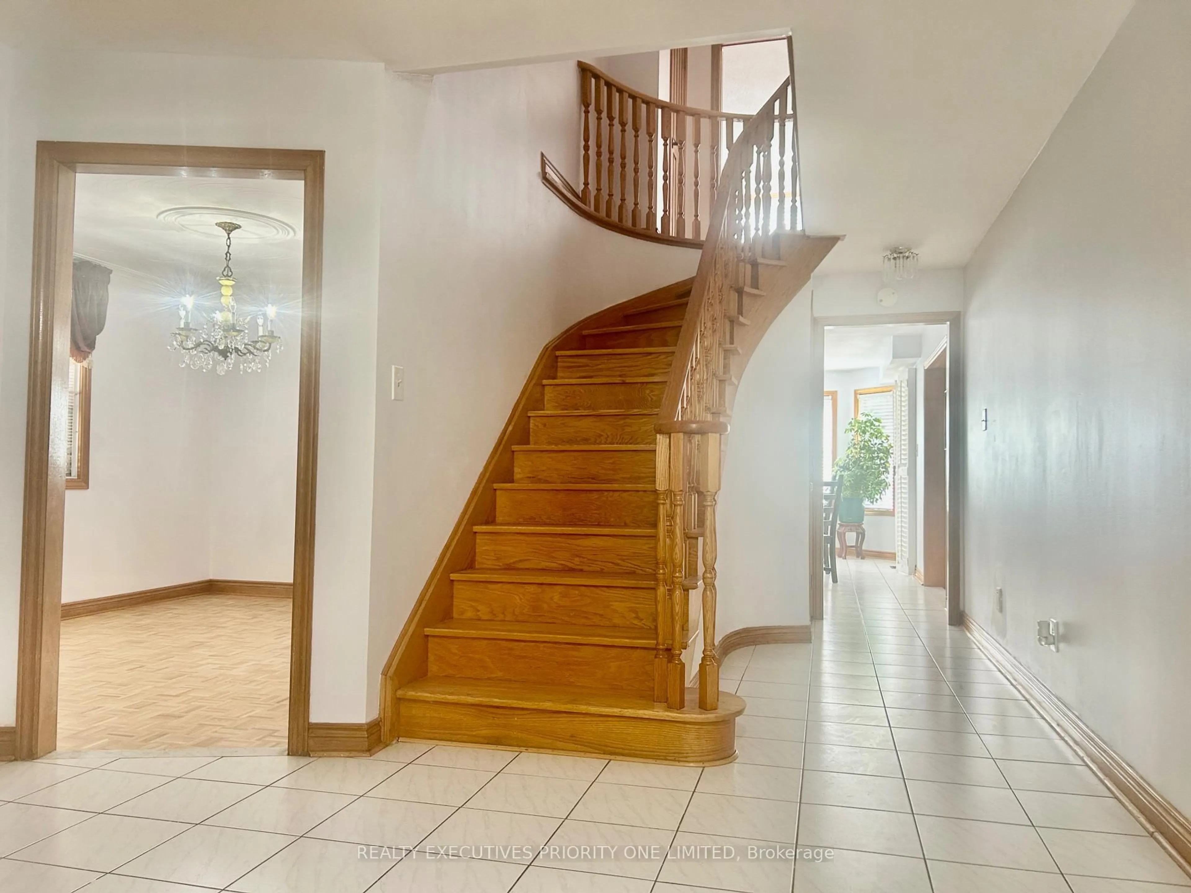 Indoor foyer for 132 Glenn Hawthorne Blvd, Mississauga Ontario L5R 2K7