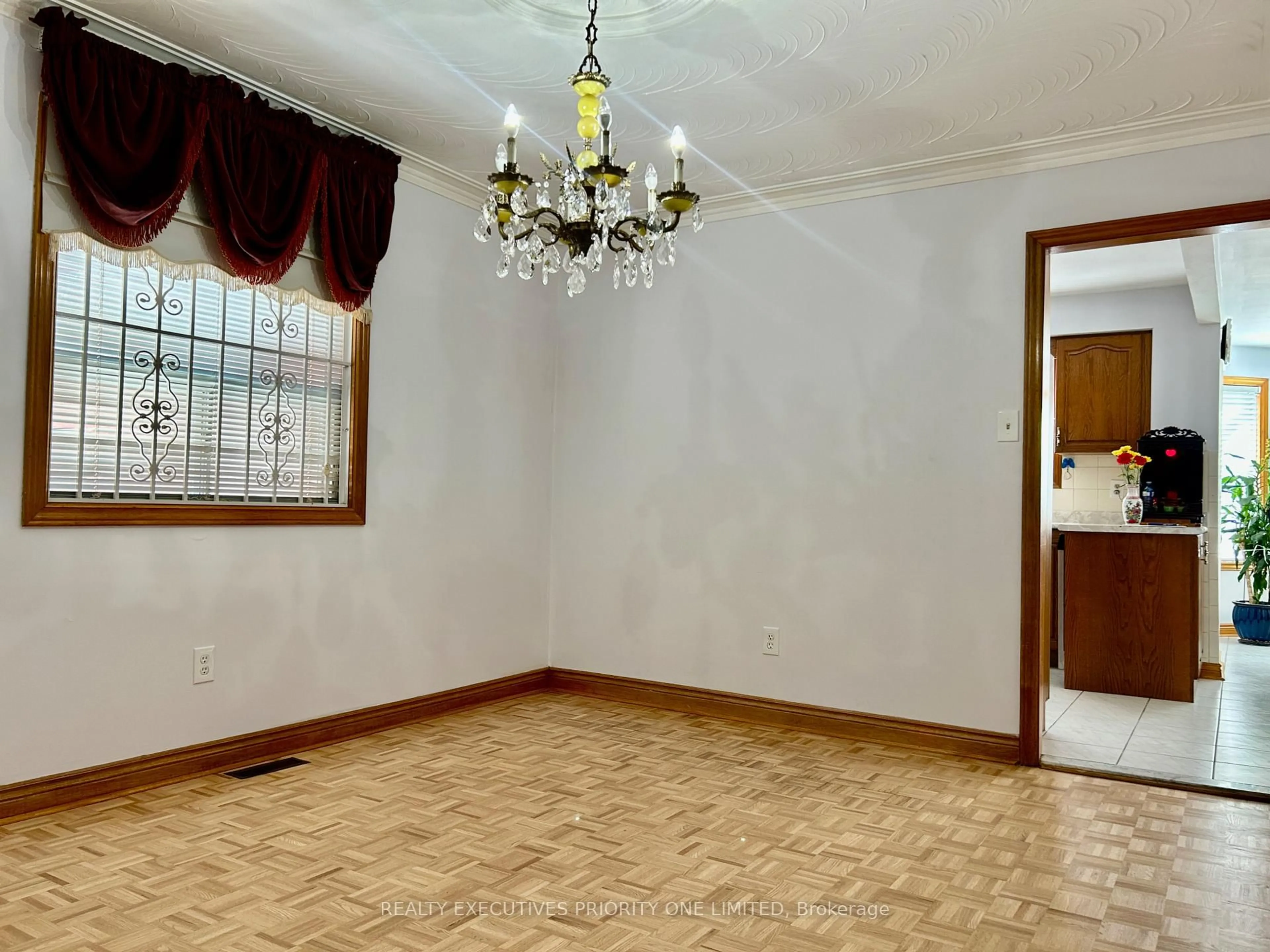 A pic of a room for 132 Glenn Hawthorne Blvd, Mississauga Ontario L5R 2K7