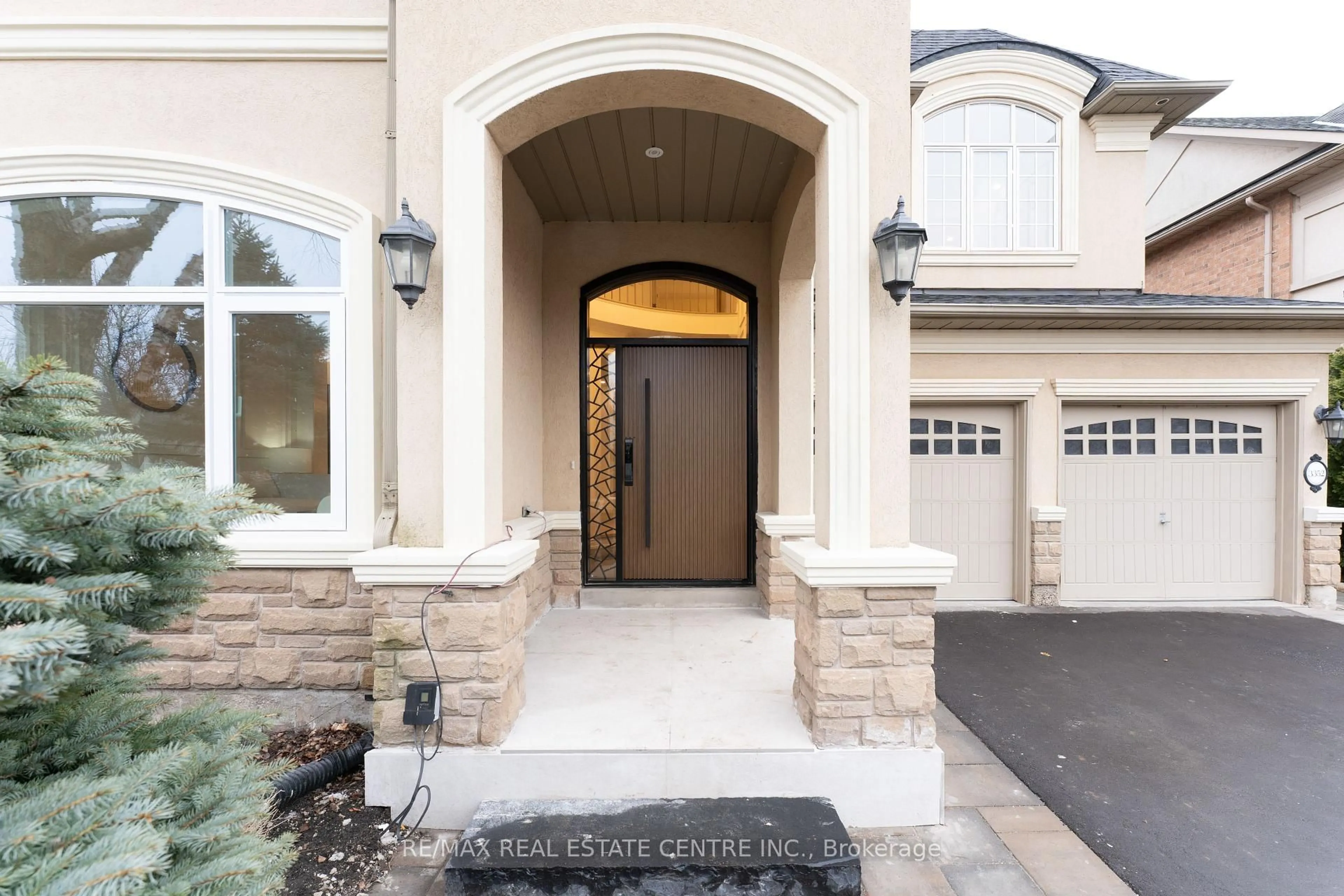 Indoor entryway for 3352 Petrie Way, Oakville Ontario L6L 6V8