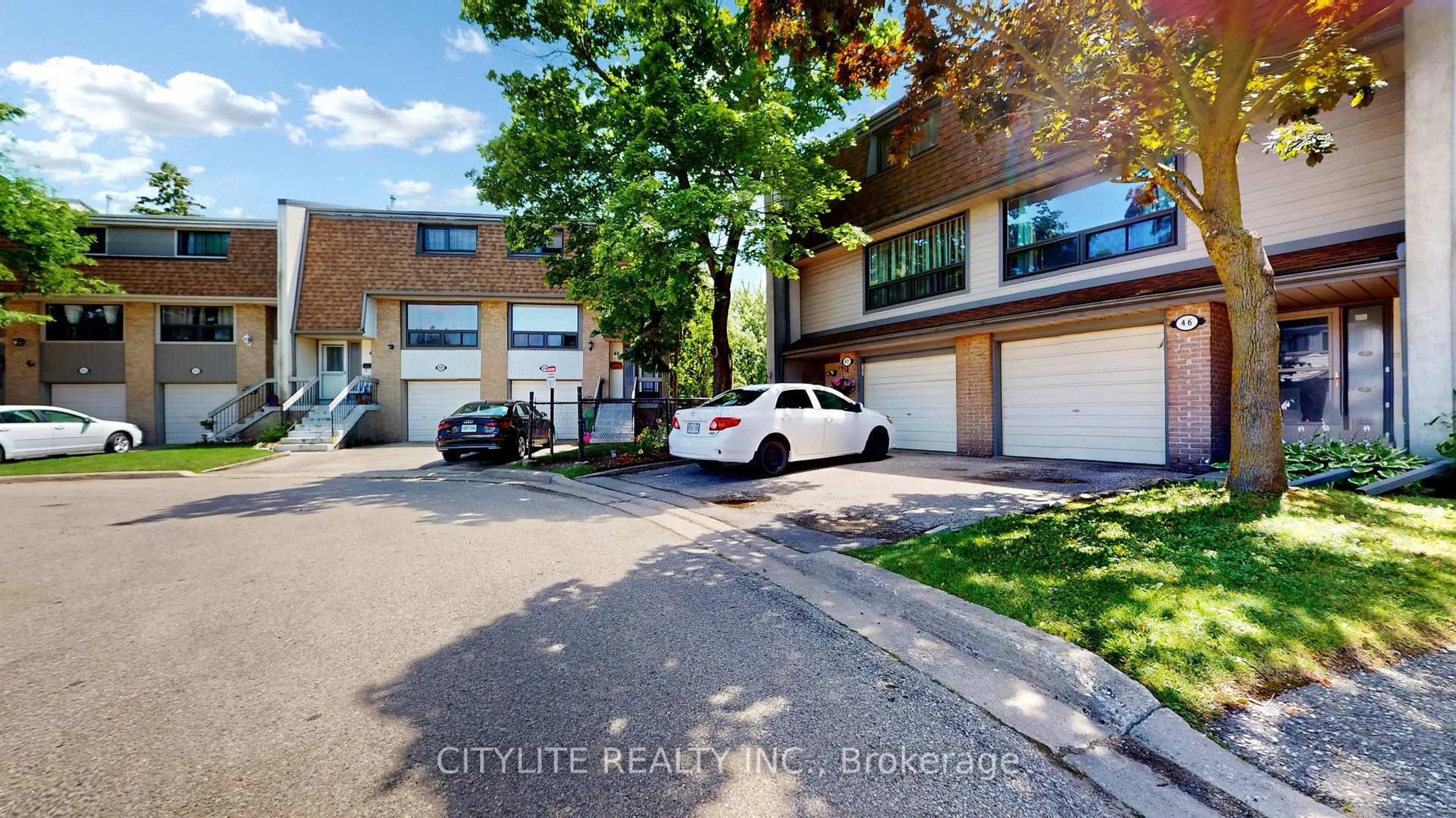 A pic from outside/outdoor area/front of a property/back of a property/a pic from drone, street for 46 Ashton Cres #46, Brampton Ontario L6S 3J9