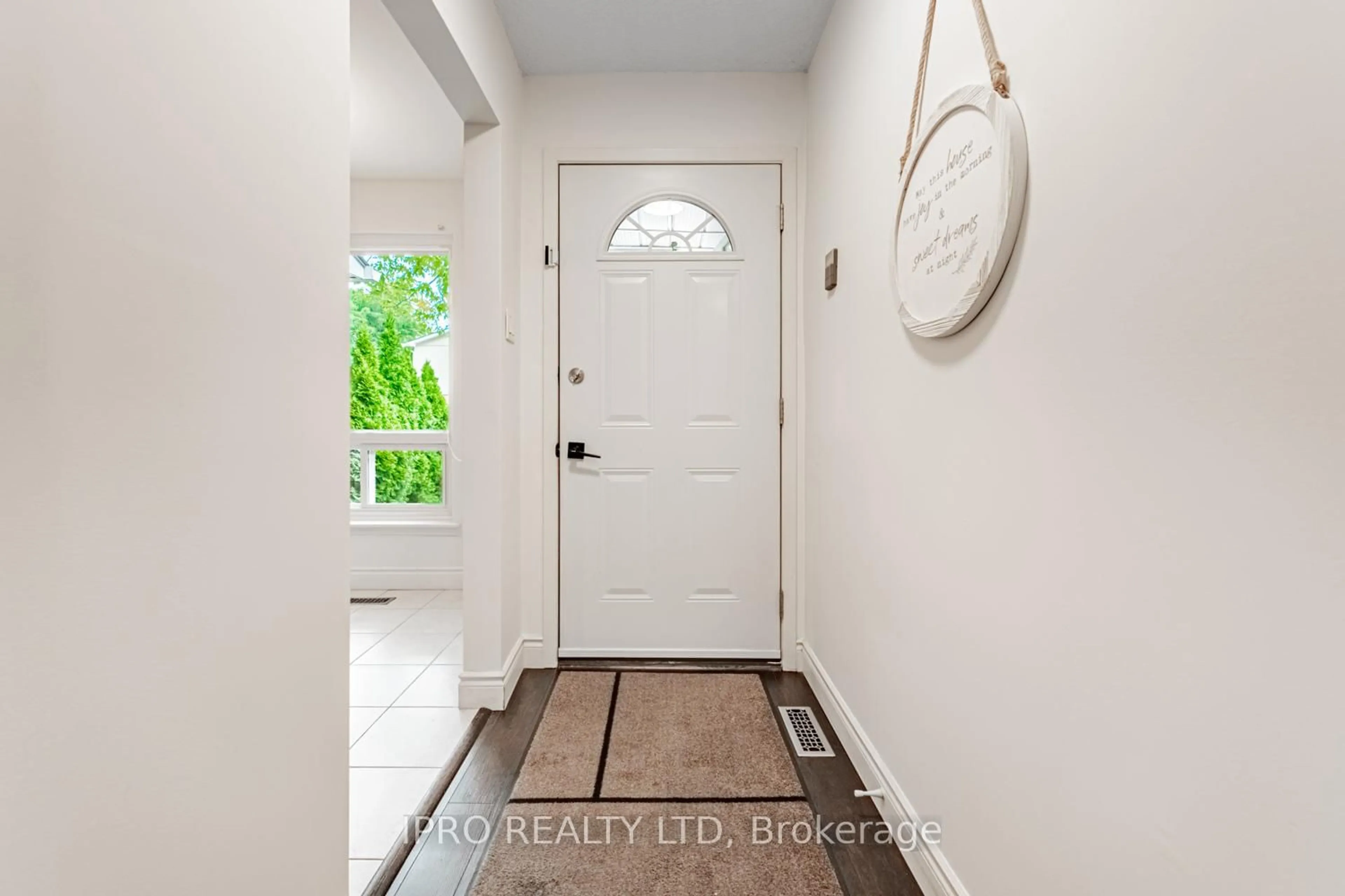Indoor entryway for 34 Gardenia Way, Caledon Ontario L7C 1B2