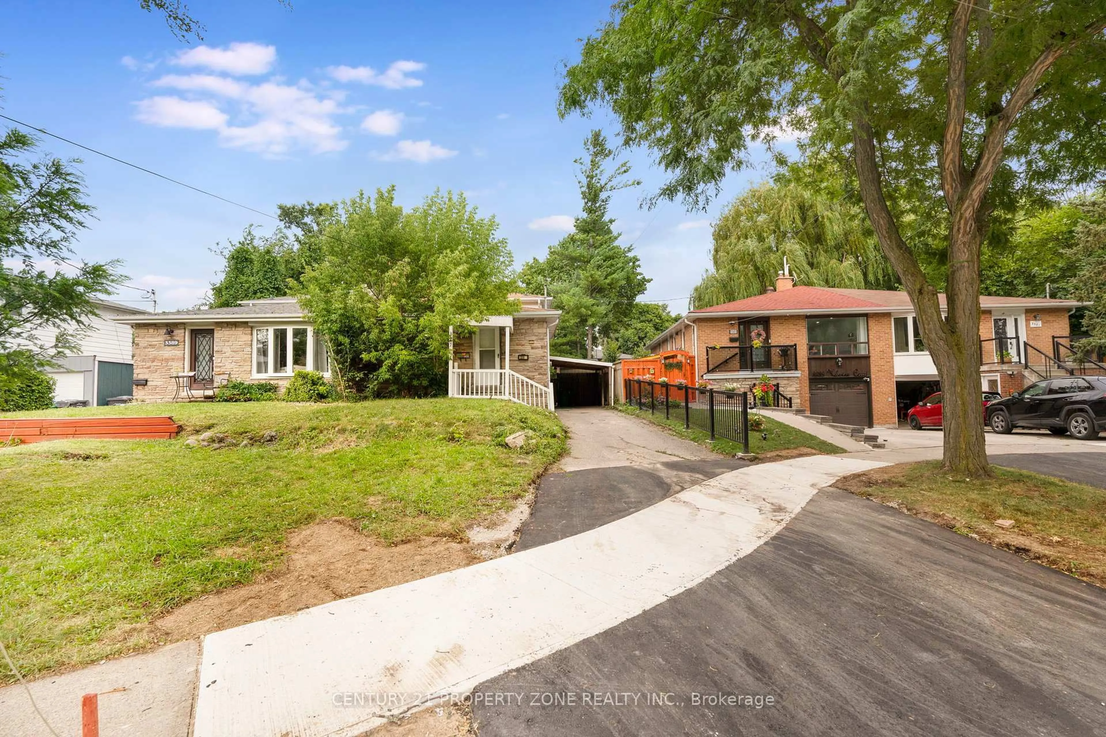 A pic from outside/outdoor area/front of a property/back of a property/a pic from drone, street for 3387 Kelowna Crt, Mississauga Ontario L5C 2E5
