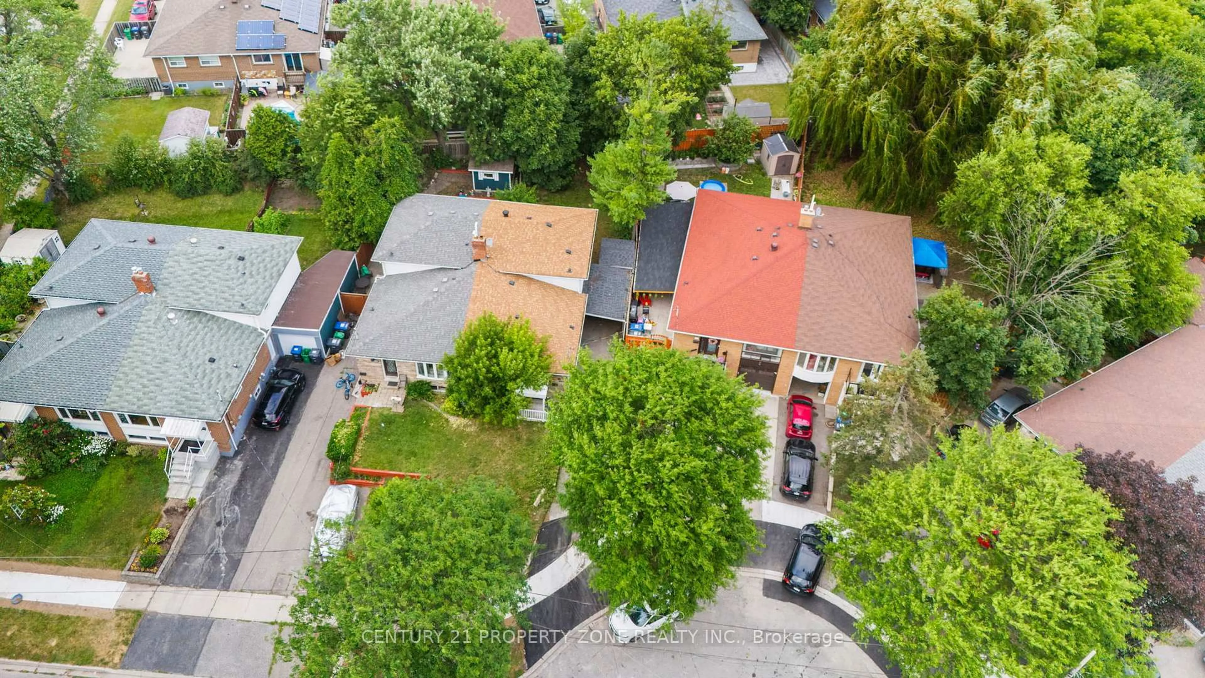 A pic from outside/outdoor area/front of a property/back of a property/a pic from drone, street for 3387 Kelowna Crt, Mississauga Ontario L5C 2E5