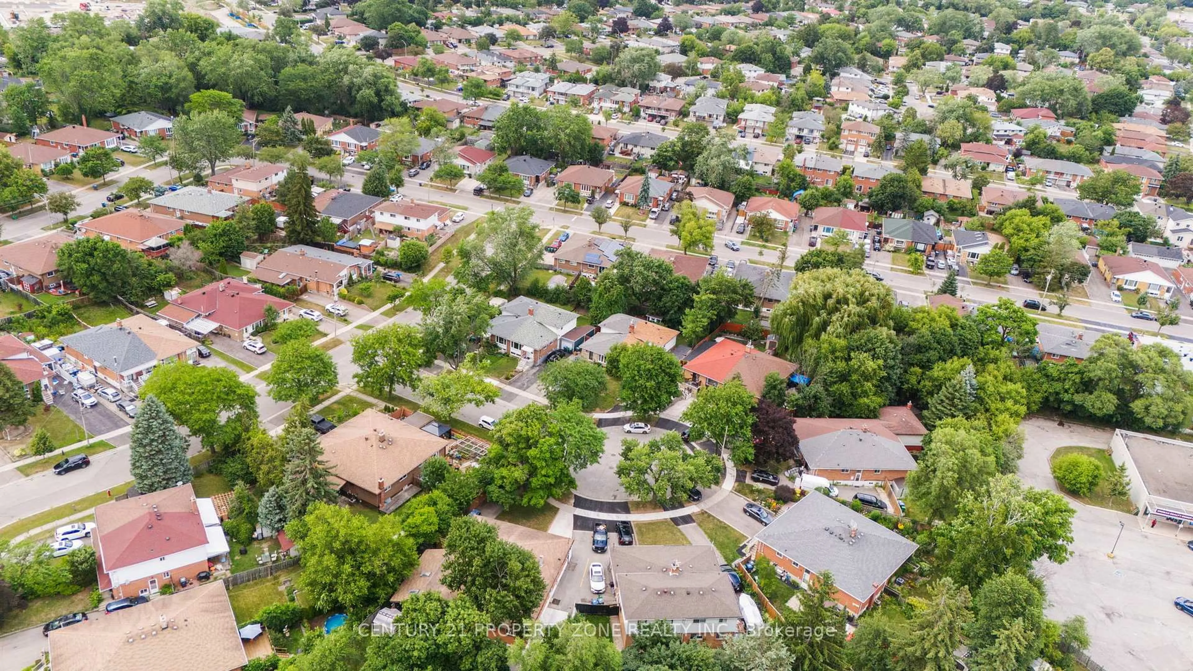 A pic from outside/outdoor area/front of a property/back of a property/a pic from drone, street for 3387 Kelowna Crt, Mississauga Ontario L5C 2E5