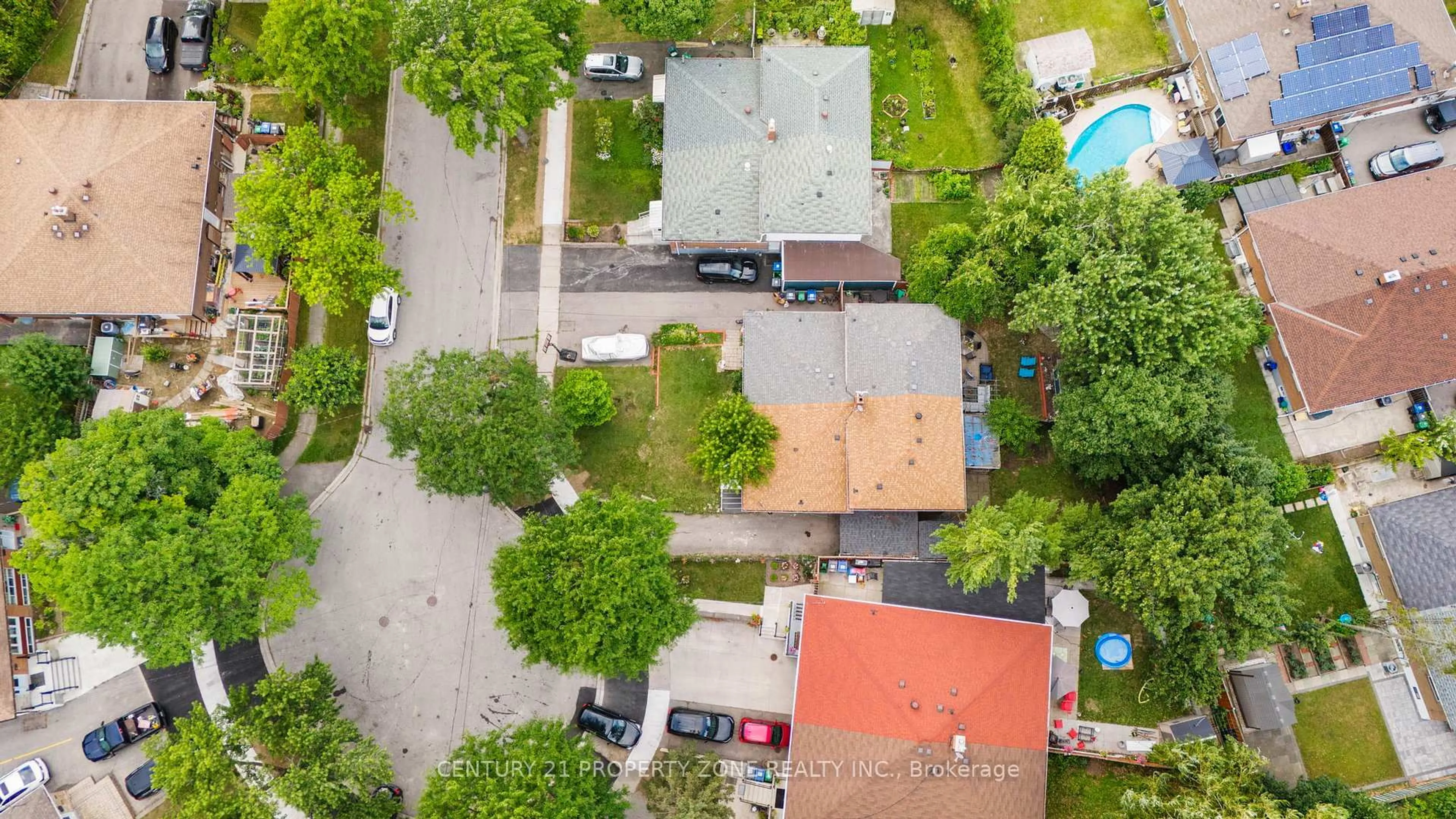 A pic from outside/outdoor area/front of a property/back of a property/a pic from drone, unknown for 3387 Kelowna Crt, Mississauga Ontario L5C 2E5