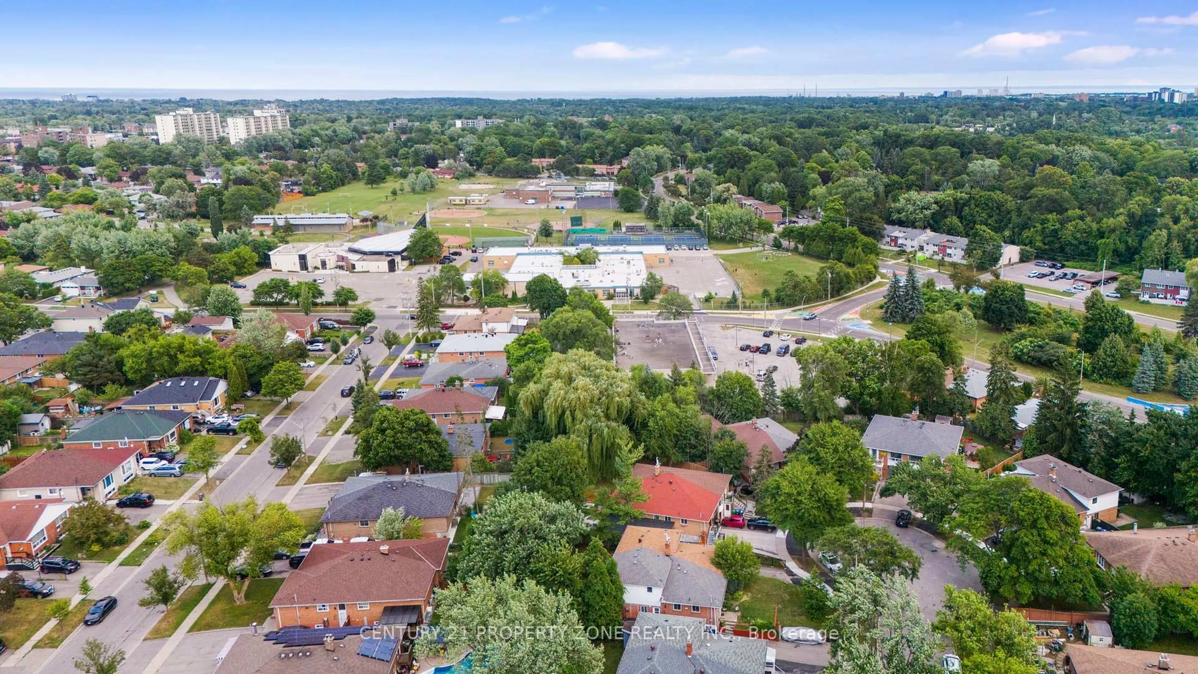A pic from outside/outdoor area/front of a property/back of a property/a pic from drone, unknown for 3387 Kelowna Crt, Mississauga Ontario L5C 2E5