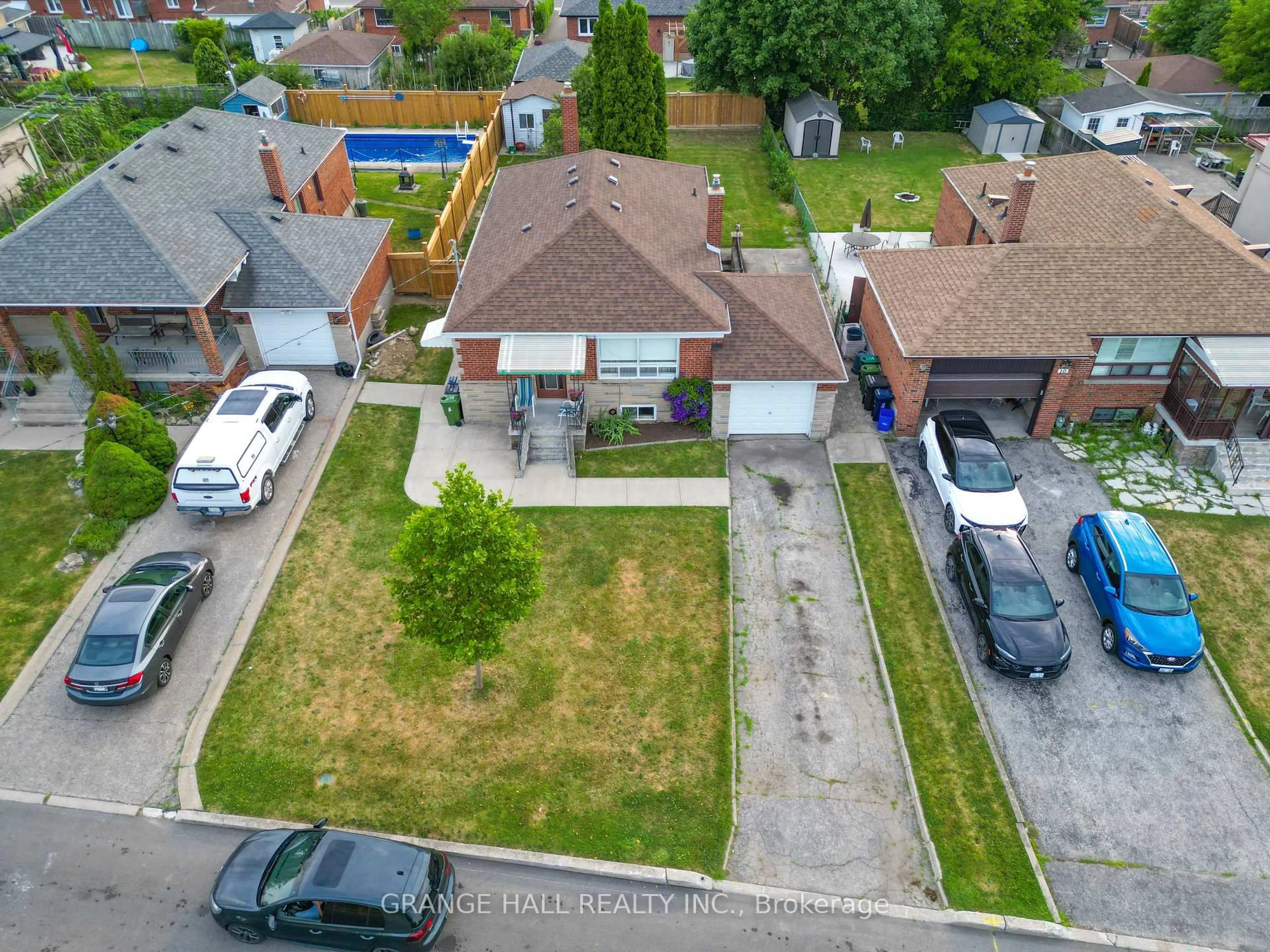 A pic from outside/outdoor area/front of a property/back of a property/a pic from drone, street for 8 Blaydon Ave, Toronto Ontario M3M 2E1