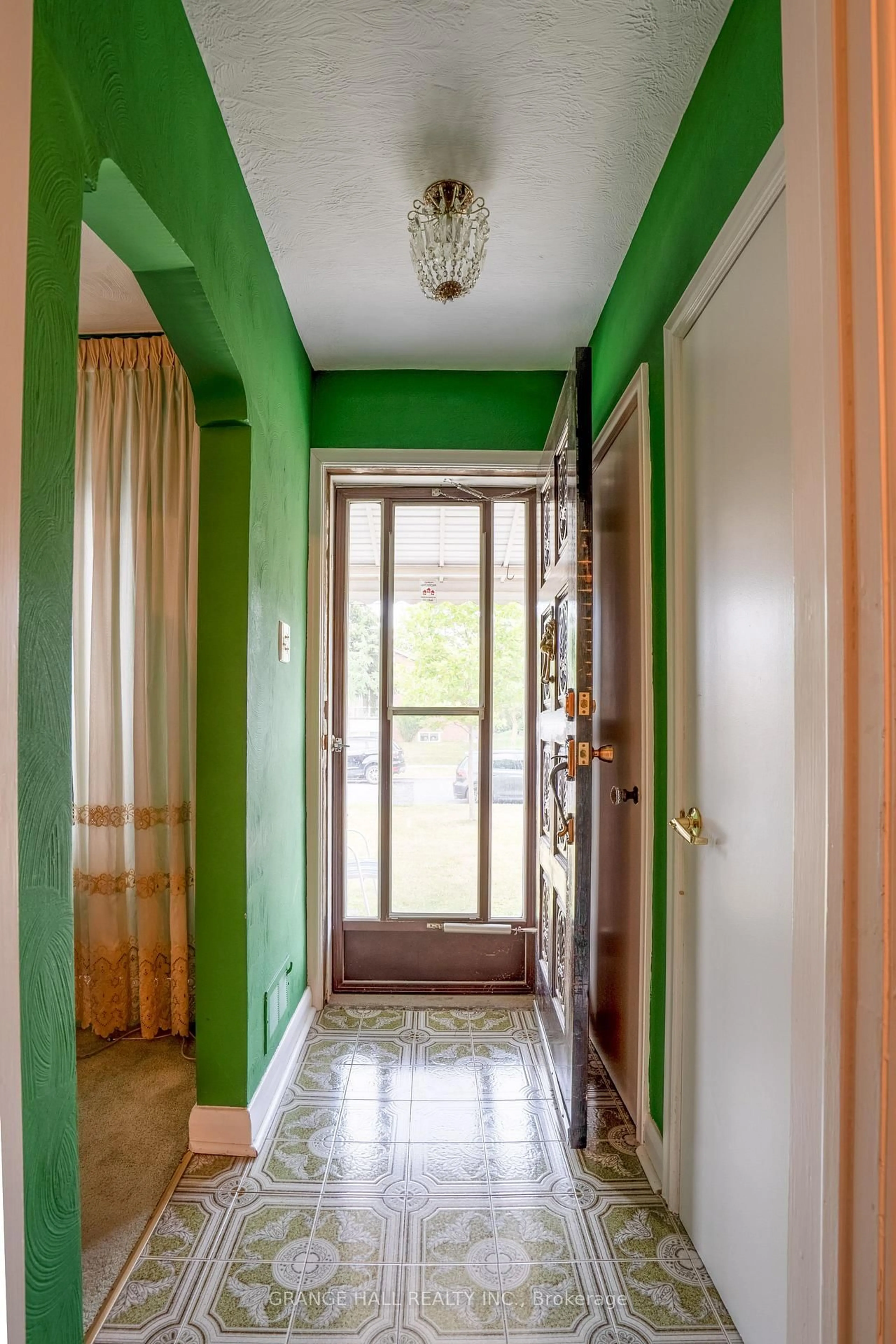 Indoor entryway for 8 Blaydon Ave, Toronto Ontario M3M 2E1