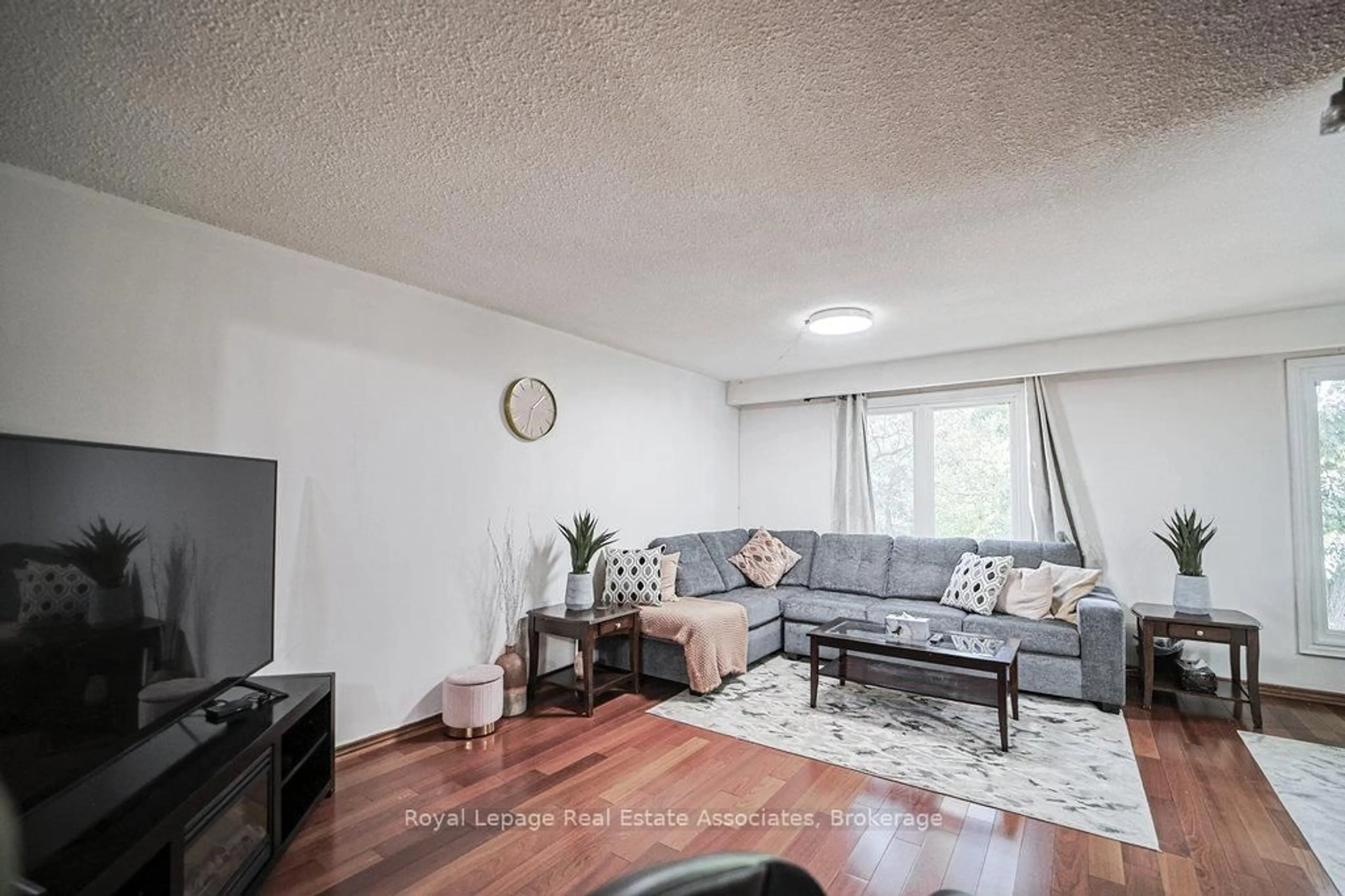 Living room with furniture, unknown for 2778 Council Ring Rd, Mississauga Ontario L5L 1V5