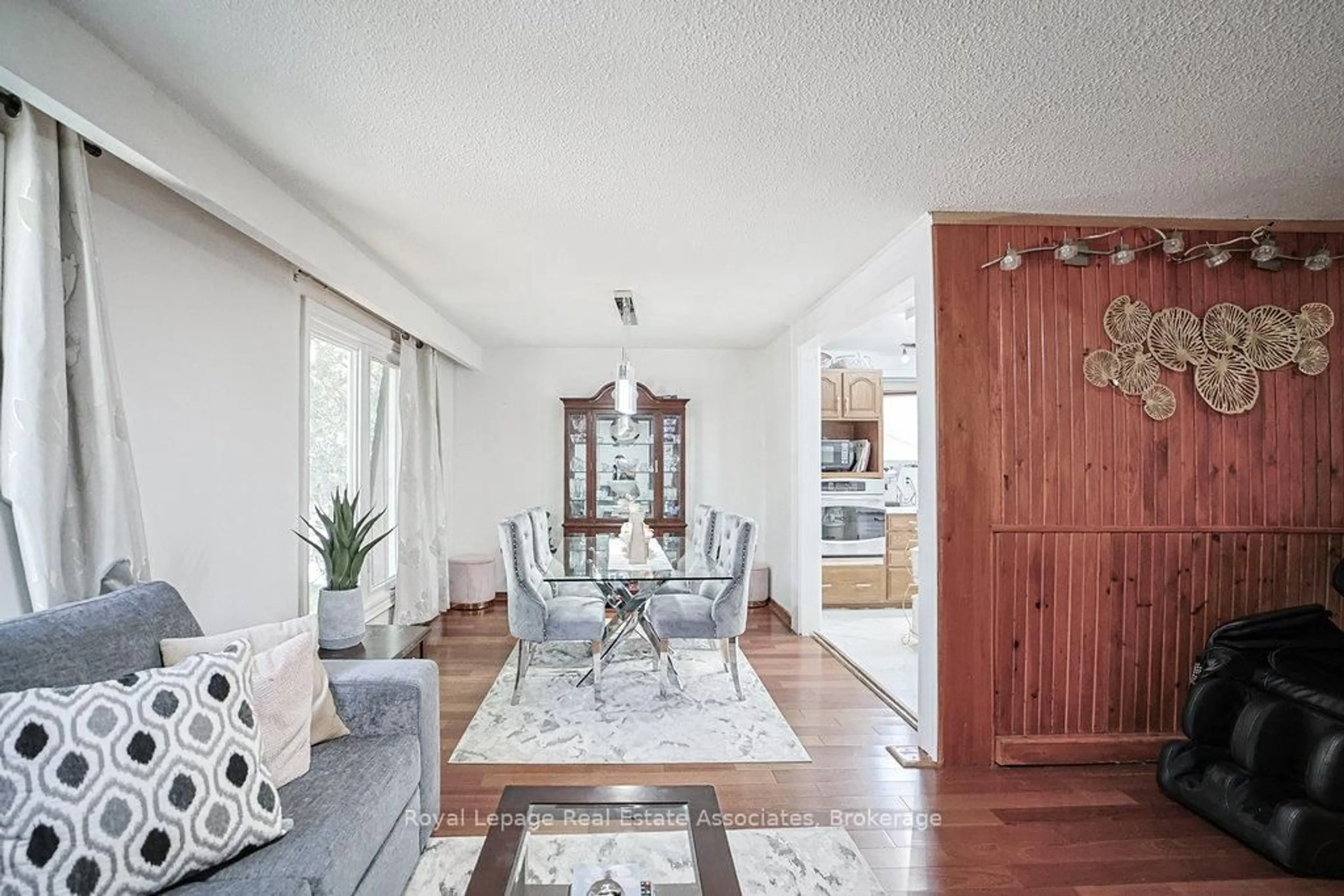 Living room with furniture, unknown for 2778 Council Ring Rd, Mississauga Ontario L5L 1V5