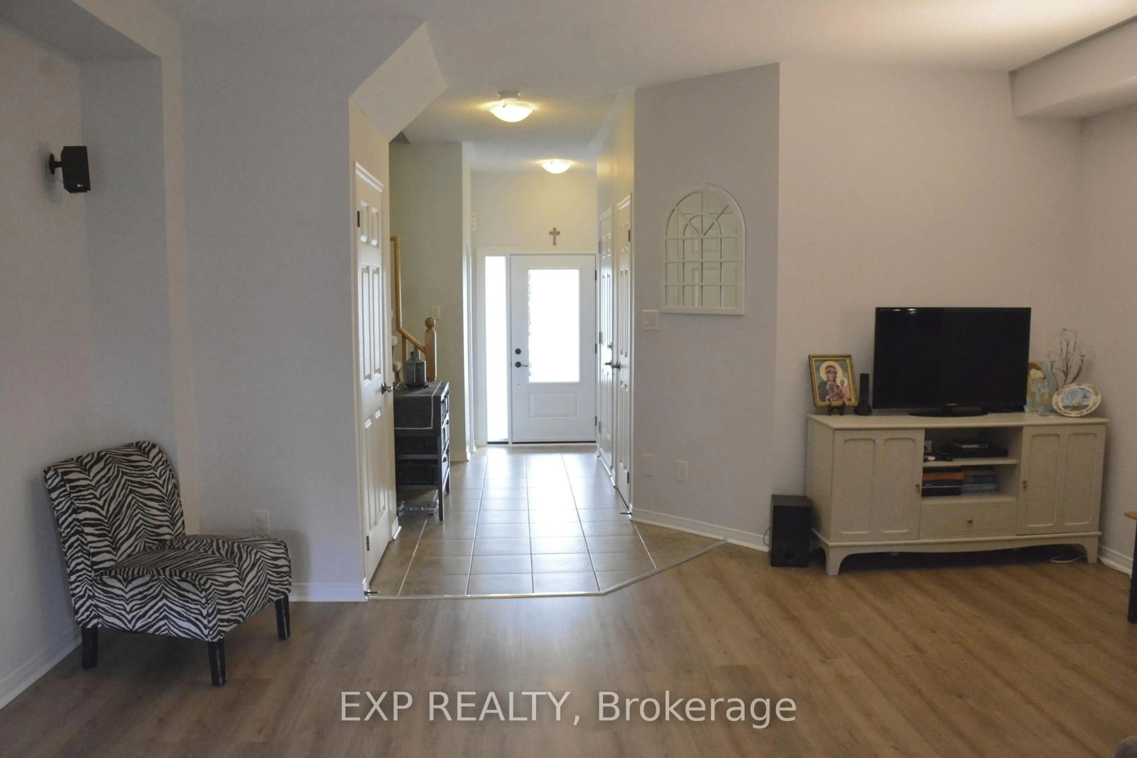 Indoor entryway for 116 Goldham Way, Halton Hills Ontario L7G 0C8