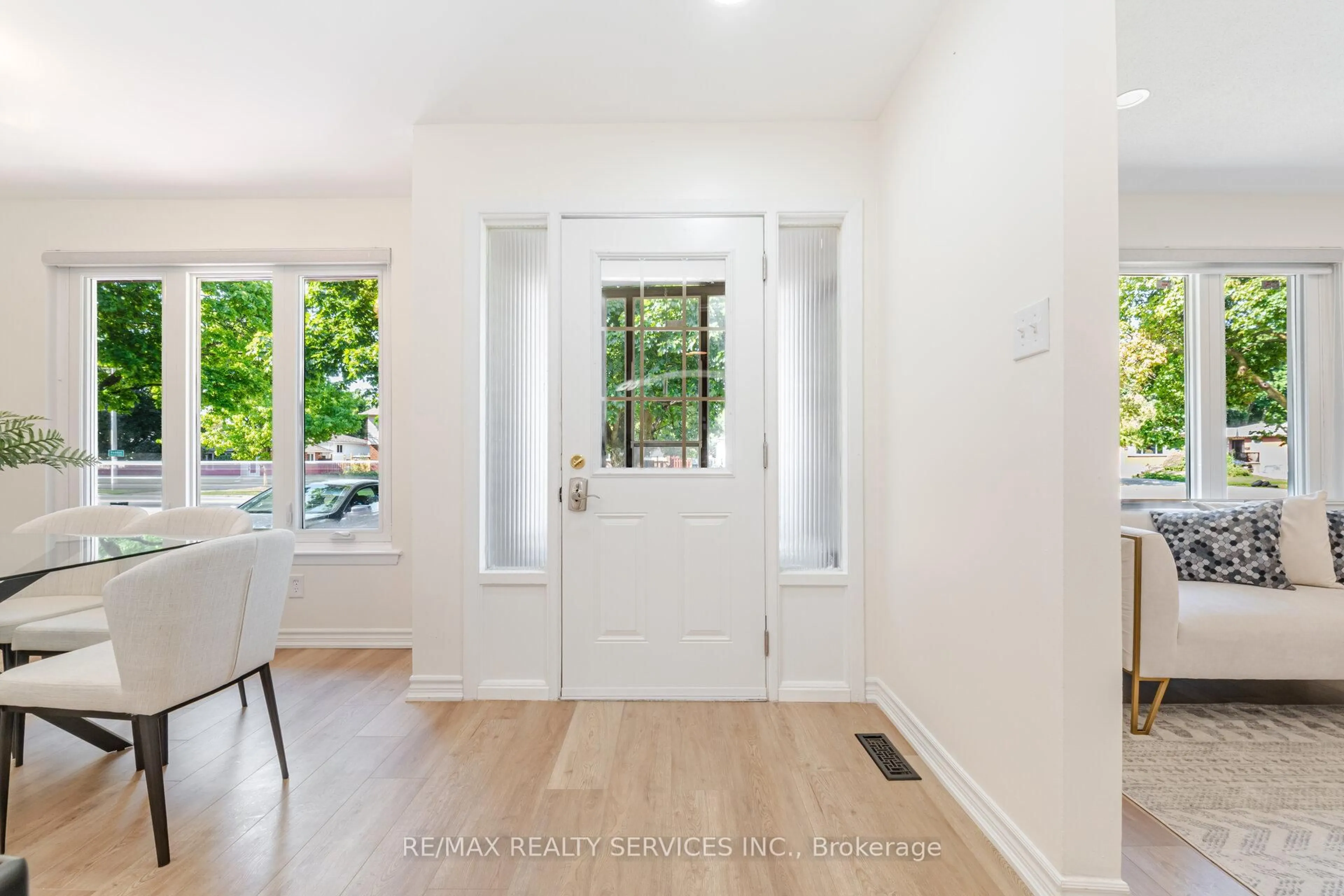 Indoor entryway for 139 Rutherford Rd, Brampton Ontario L6V 2J4