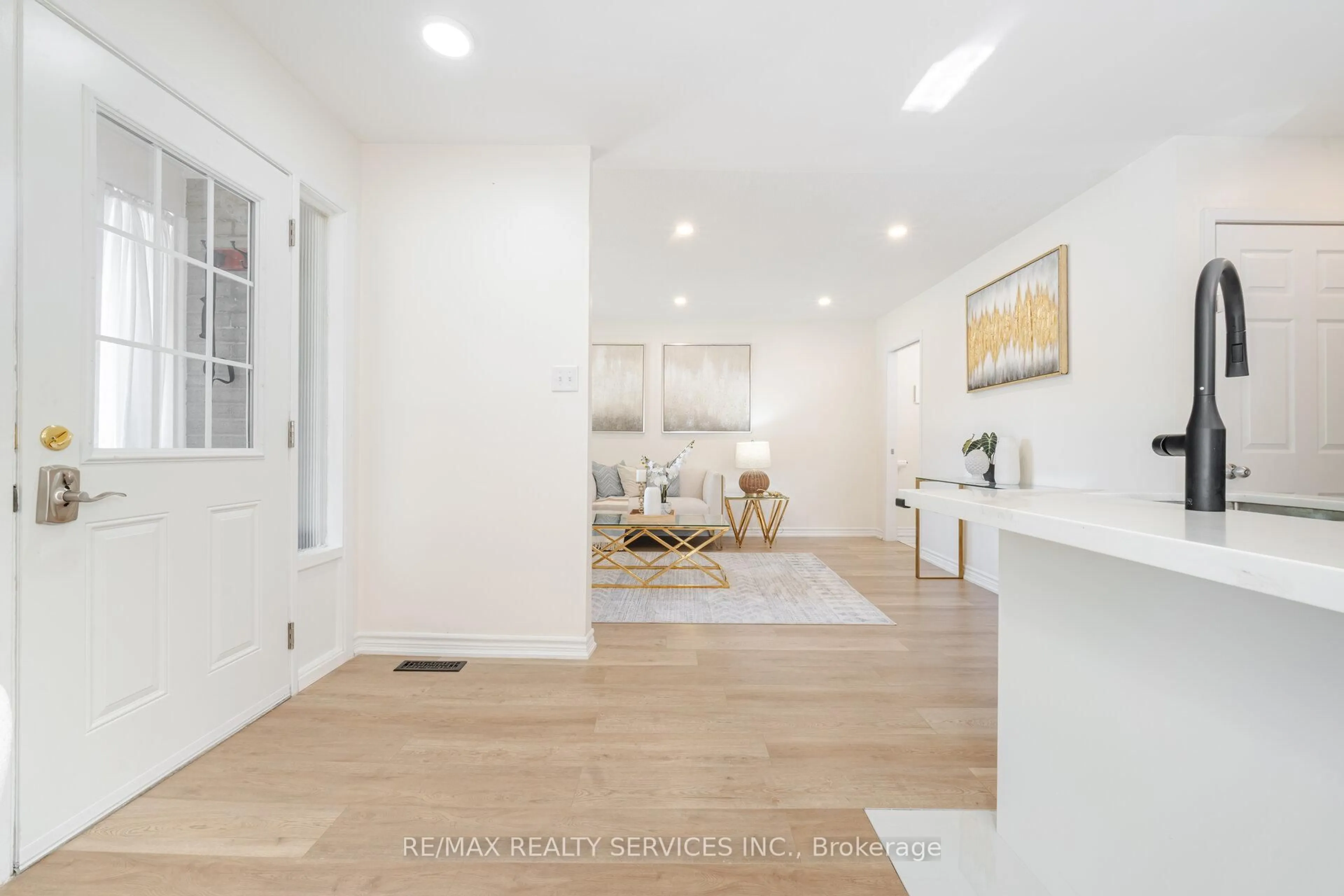 Indoor entryway for 139 Rutherford Rd, Brampton Ontario L6V 2J4