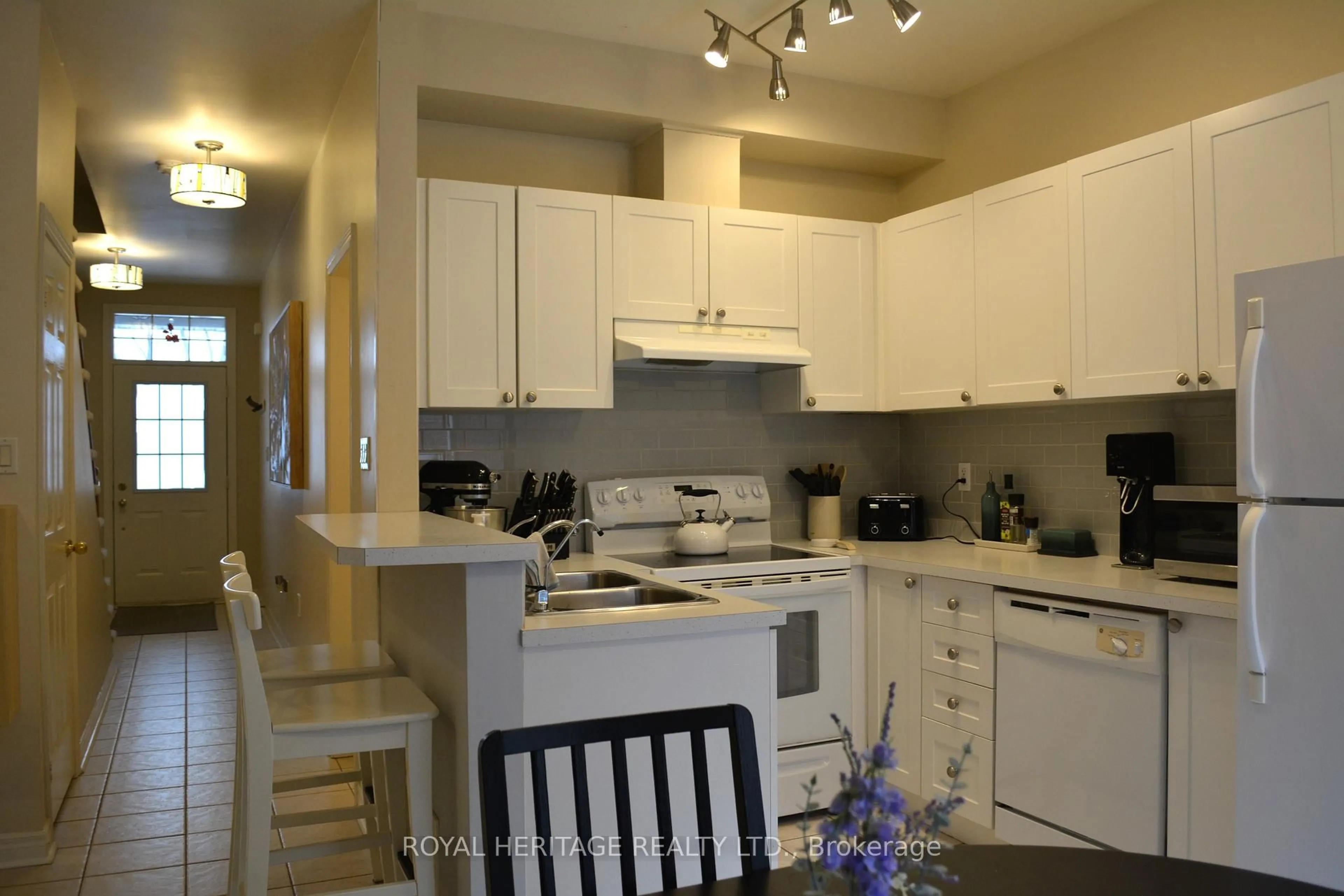 Standard kitchen, unknown for 20 Wesleyan St, Halton Hills Ontario L7G 2E1