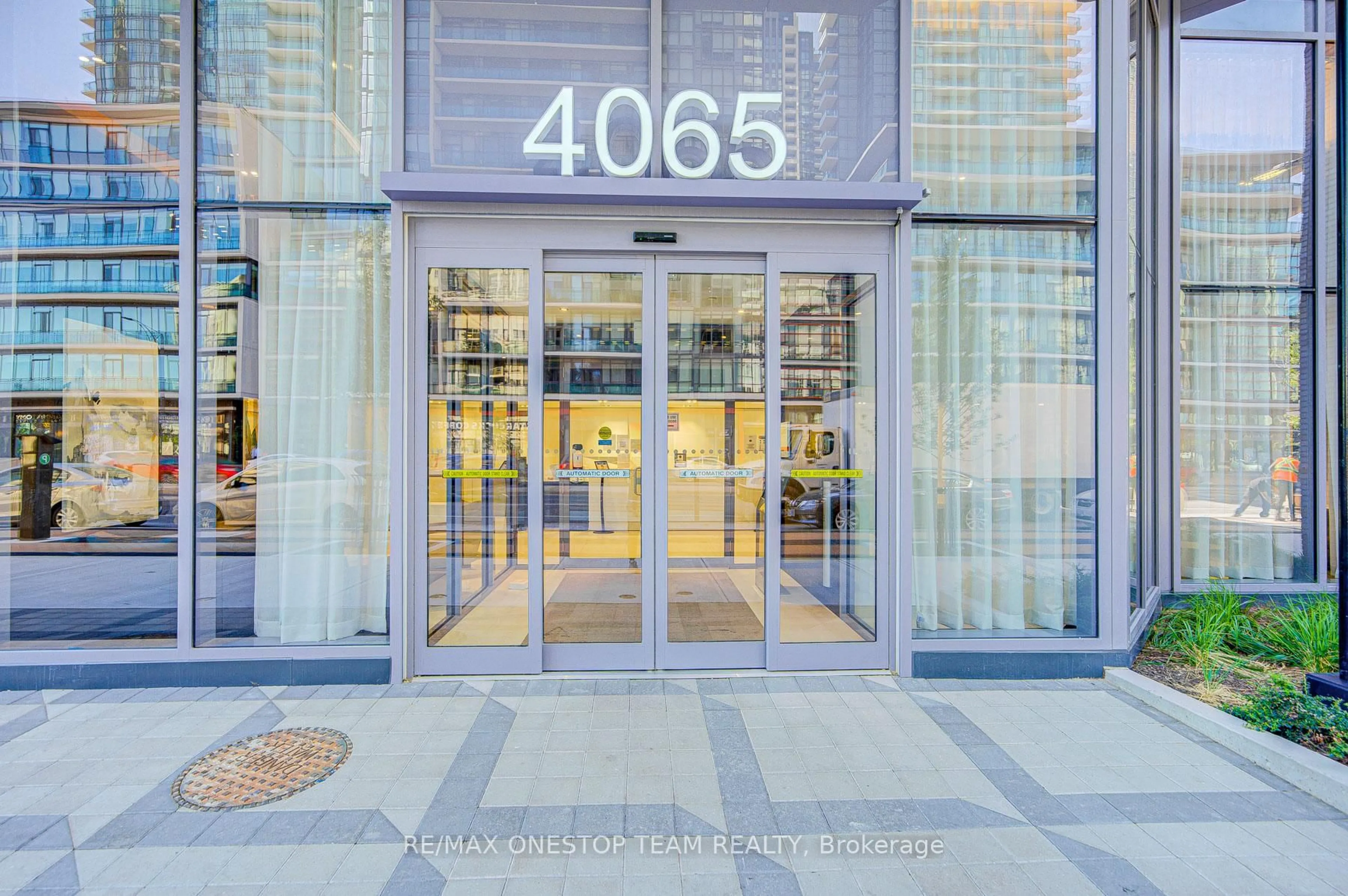 Indoor foyer for 4065 Confederation Pkwy #1908, Mississauga Ontario L5B 0L4