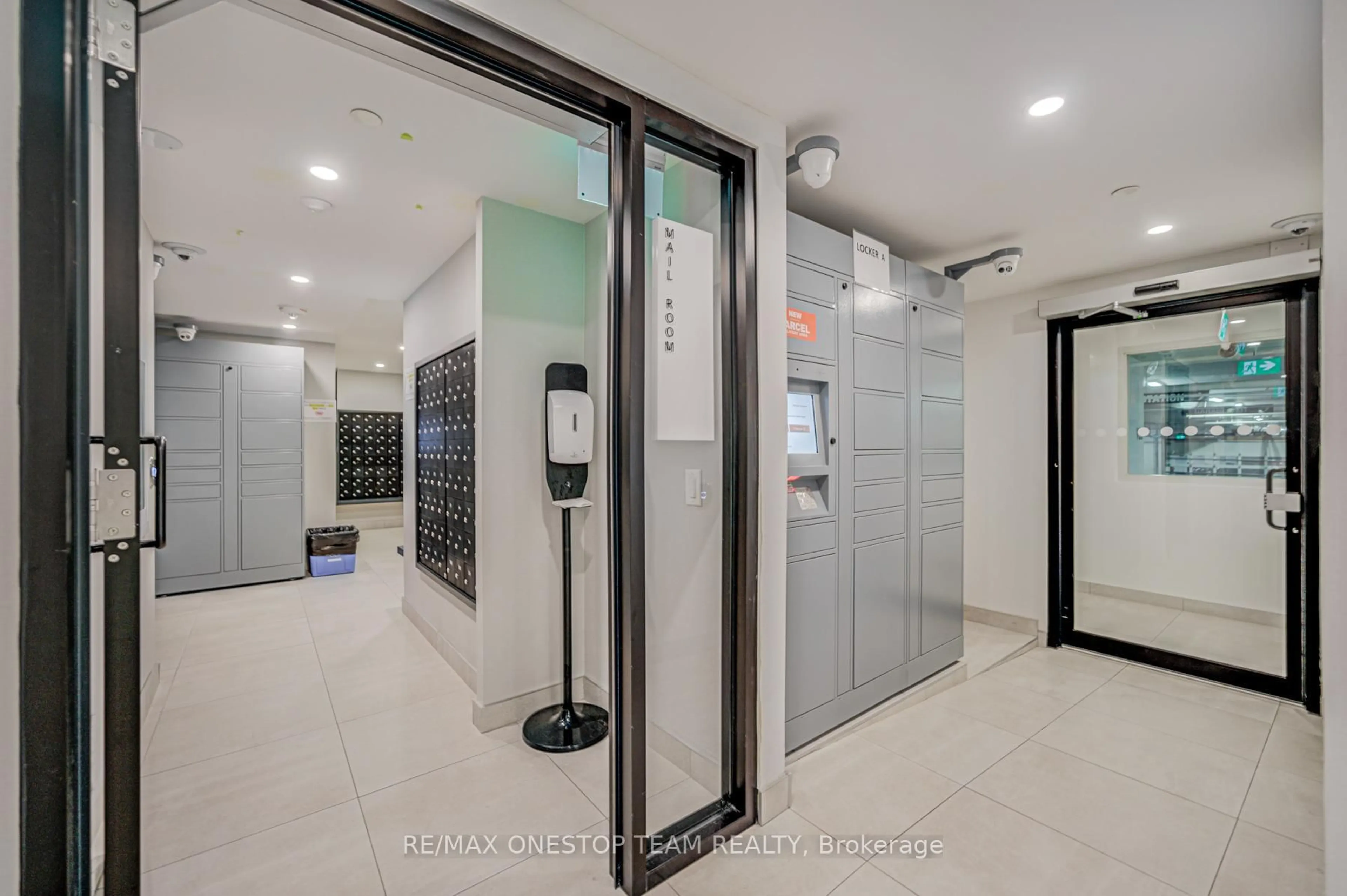 Indoor foyer for 4065 Confederation Pkwy #1908, Mississauga Ontario L5B 0L4