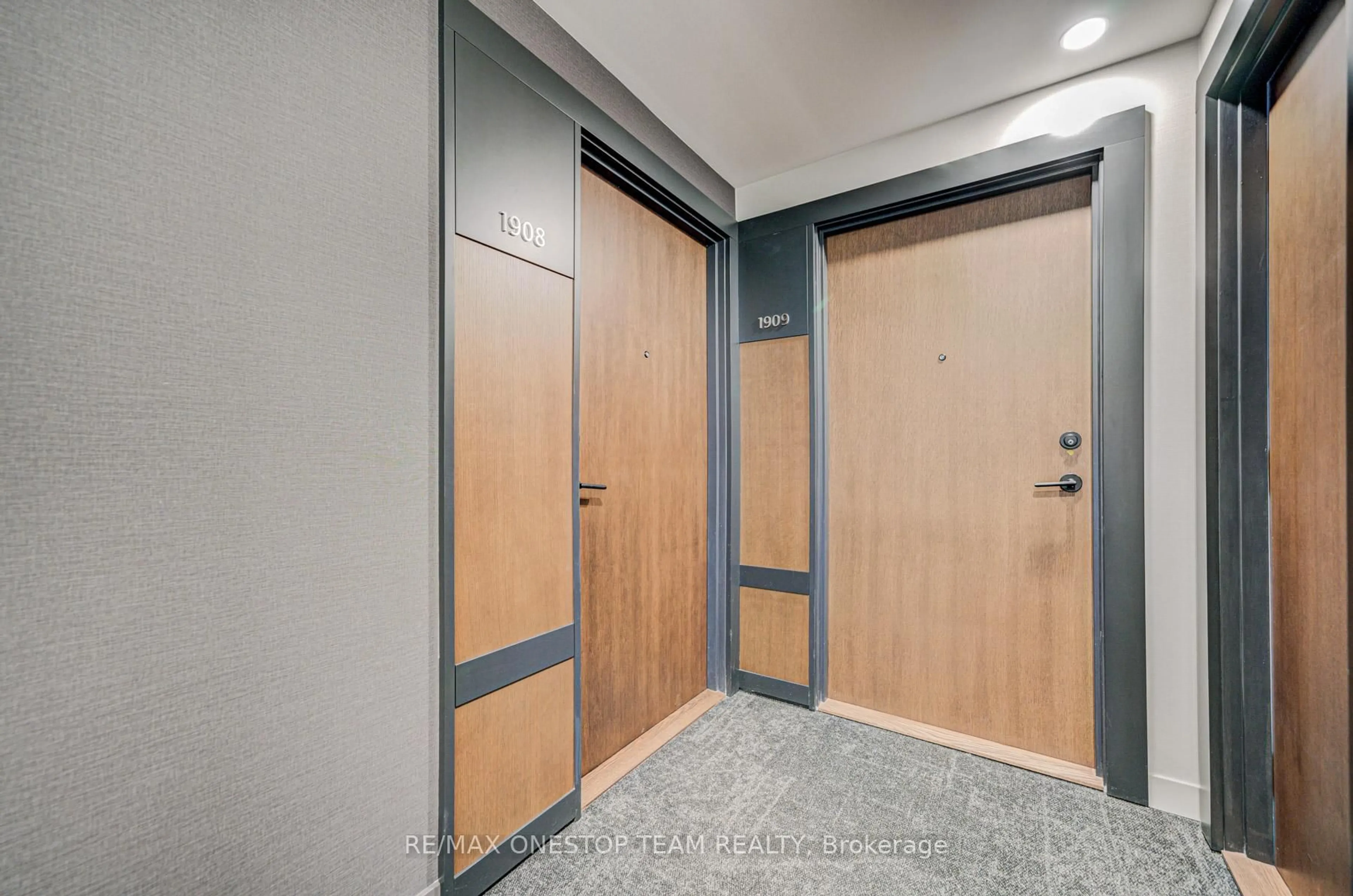 Indoor foyer for 4065 Confederation Pkwy #1908, Mississauga Ontario L5B 0L4