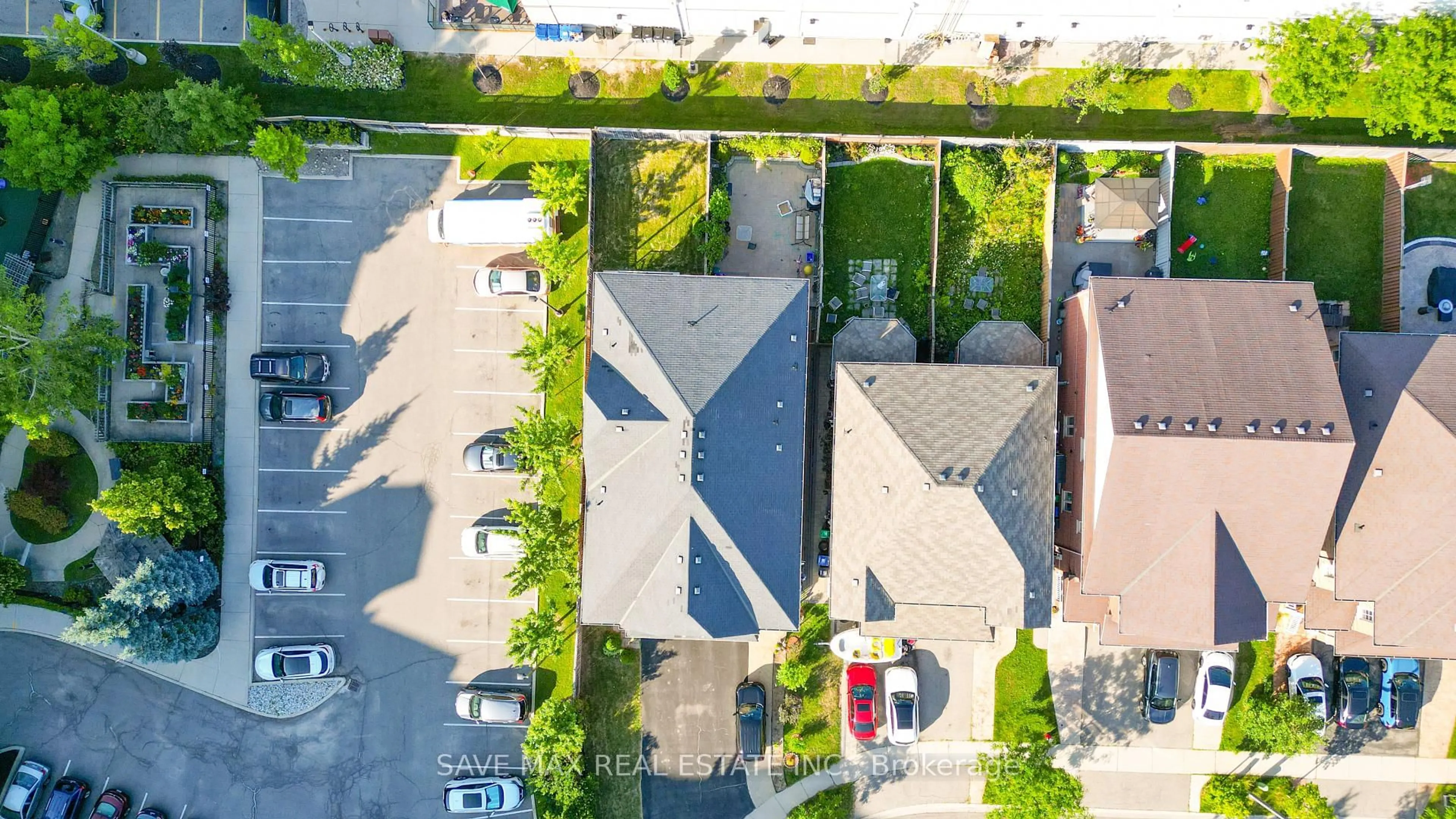 A pic from outside/outdoor area/front of a property/back of a property/a pic from drone, street for 5567 Bonnie St, Mississauga Ontario L5M 0N7