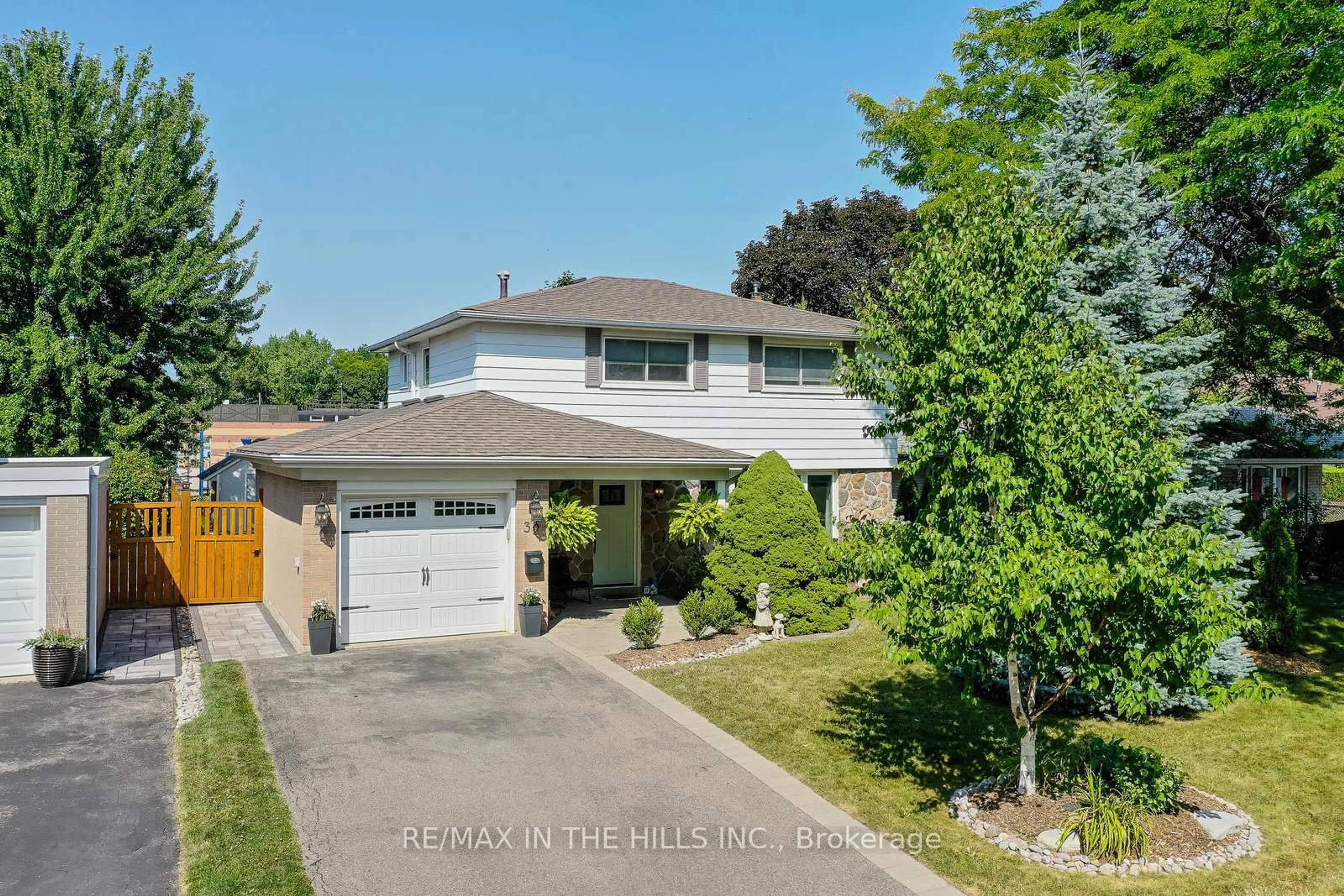 A pic from outside/outdoor area/front of a property/back of a property/a pic from drone, street for 32 Belfountain Crt, Brampton Ontario L6W 2N1