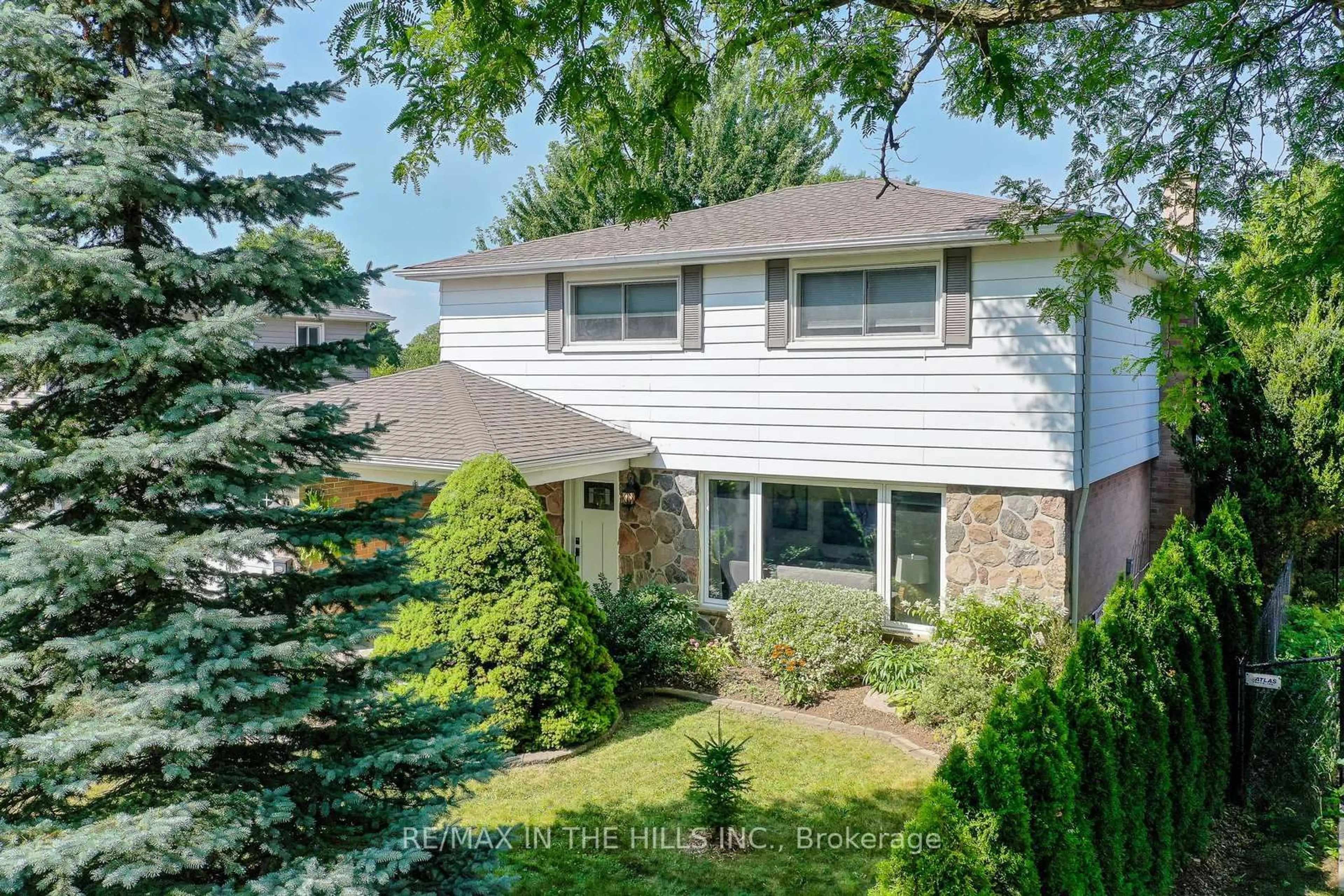 A pic from outside/outdoor area/front of a property/back of a property/a pic from drone, street for 32 Belfountain Crt, Brampton Ontario L6W 2N1