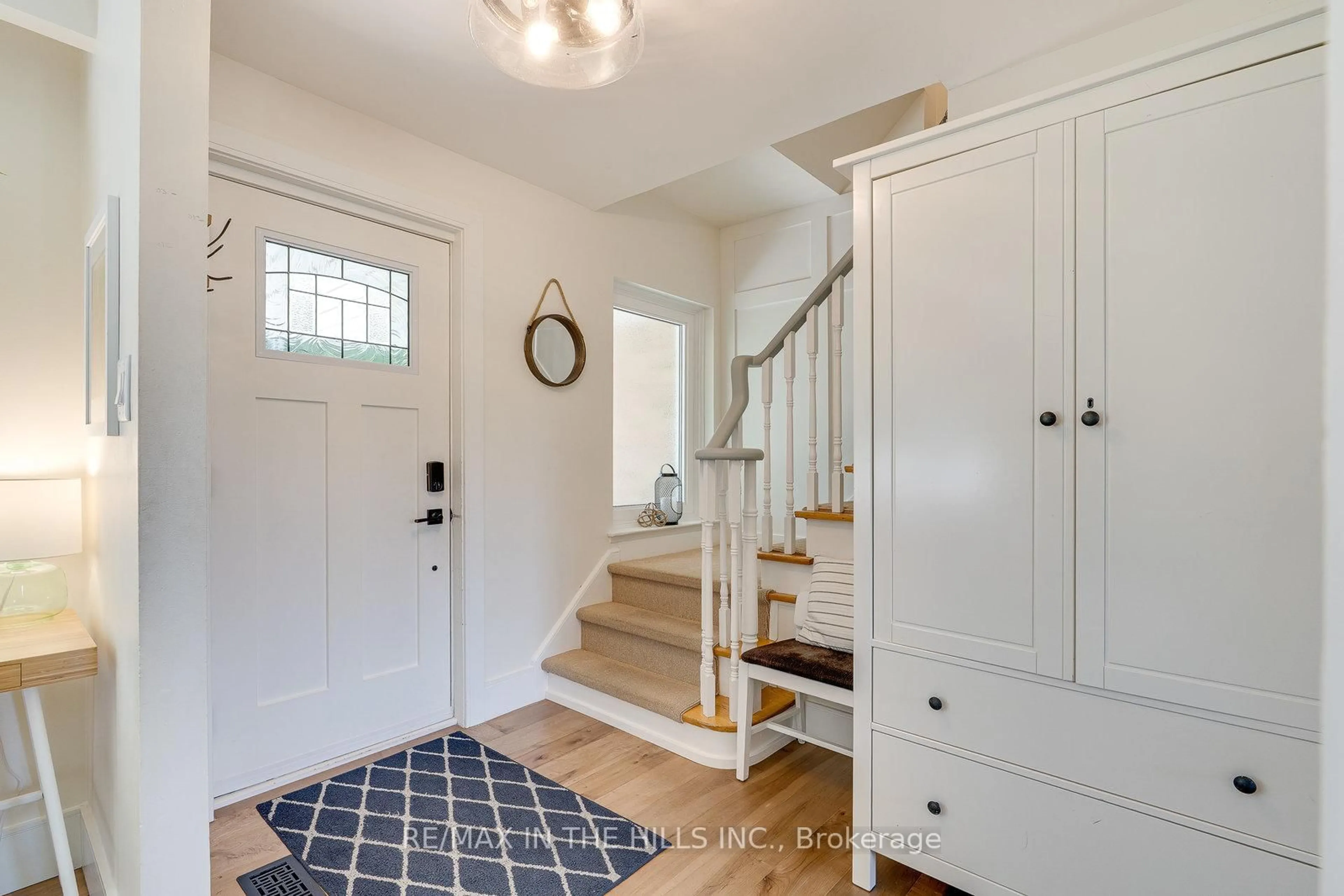 Indoor entryway for 32 Belfountain Crt, Brampton Ontario L6W 2N1