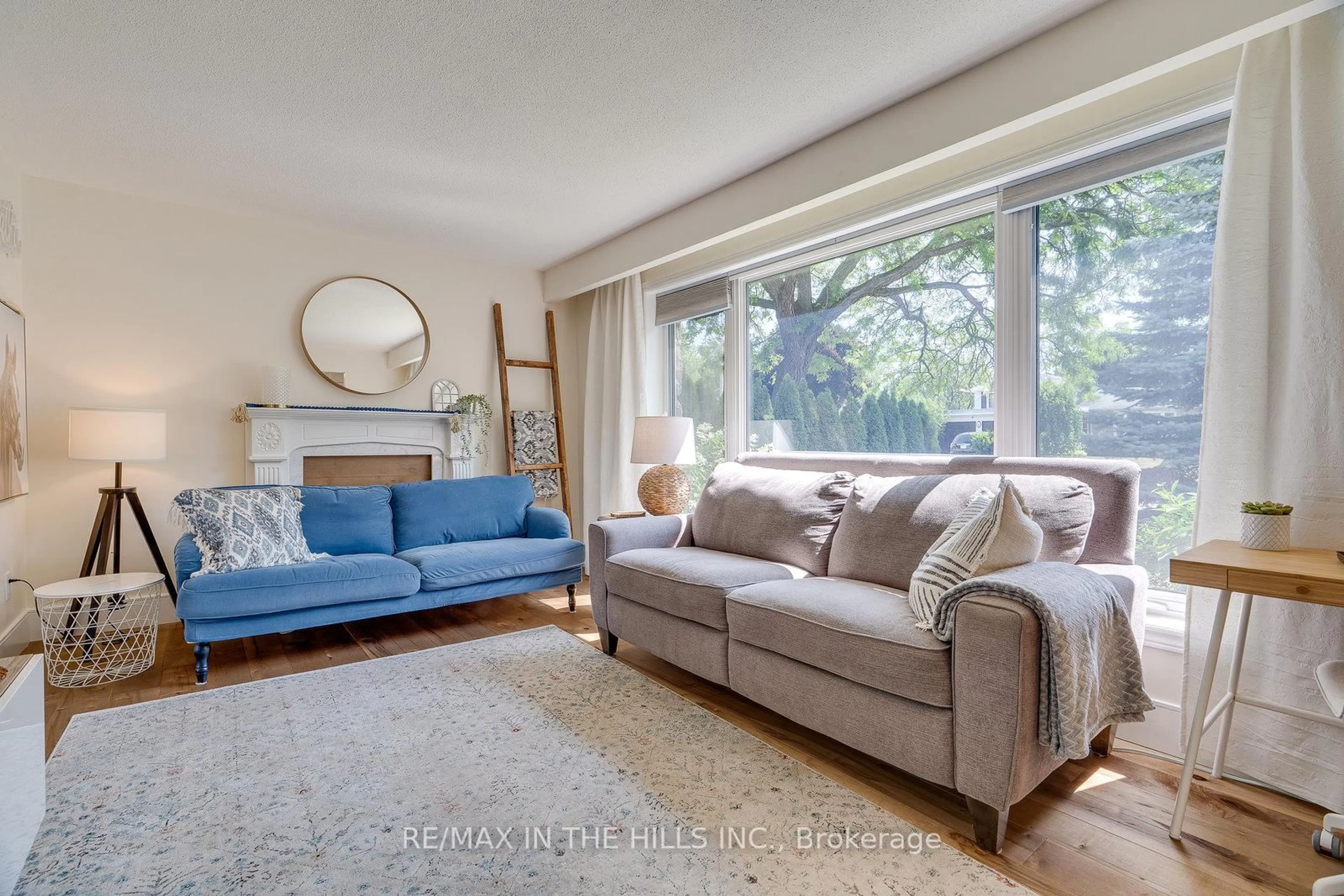 Living room with furniture, unknown for 32 Belfountain Crt, Brampton Ontario L6W 2N1