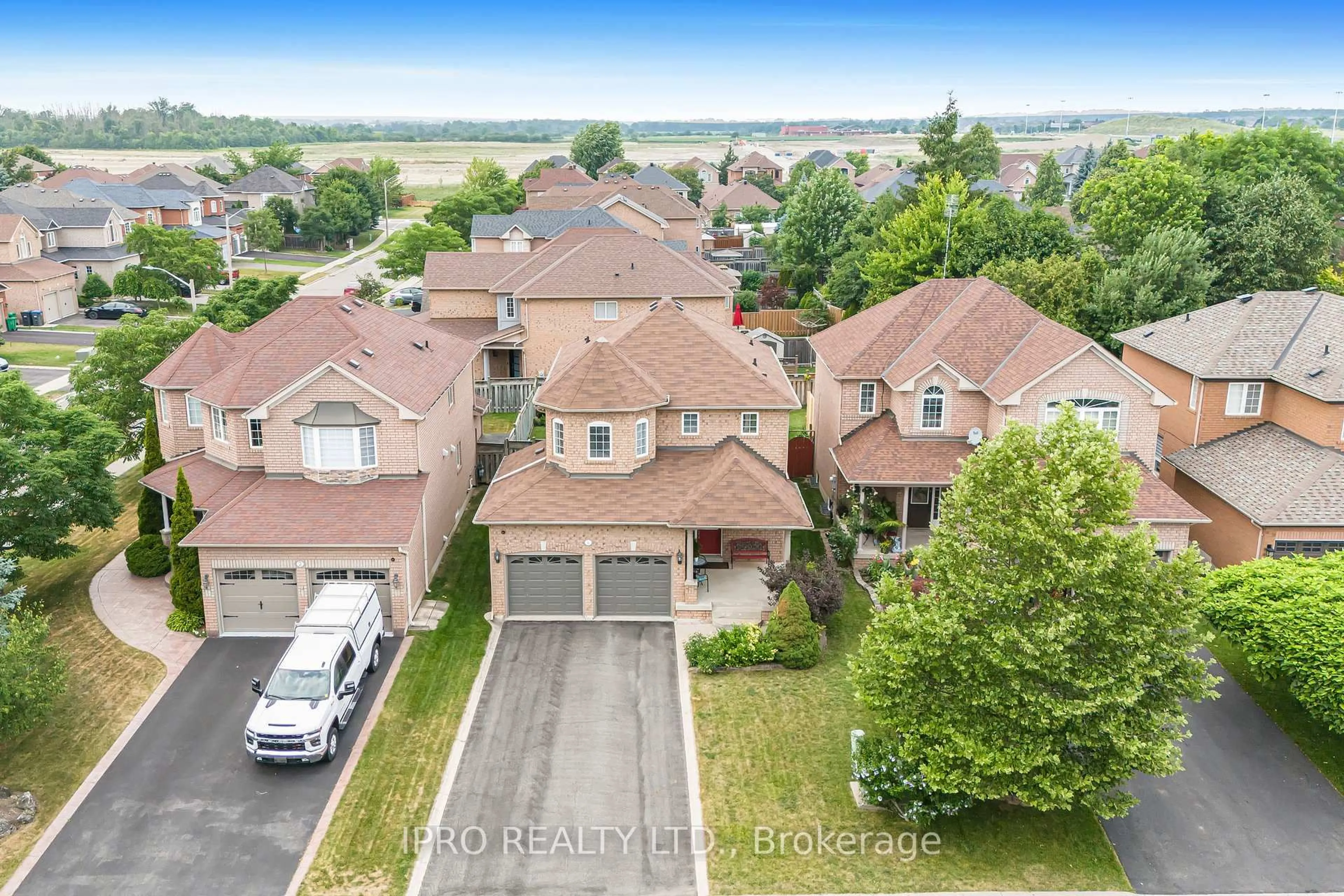 A pic from outside/outdoor area/front of a property/back of a property/a pic from drone, street for 4 Ash Crt, Brampton Ontario L7A 1L5