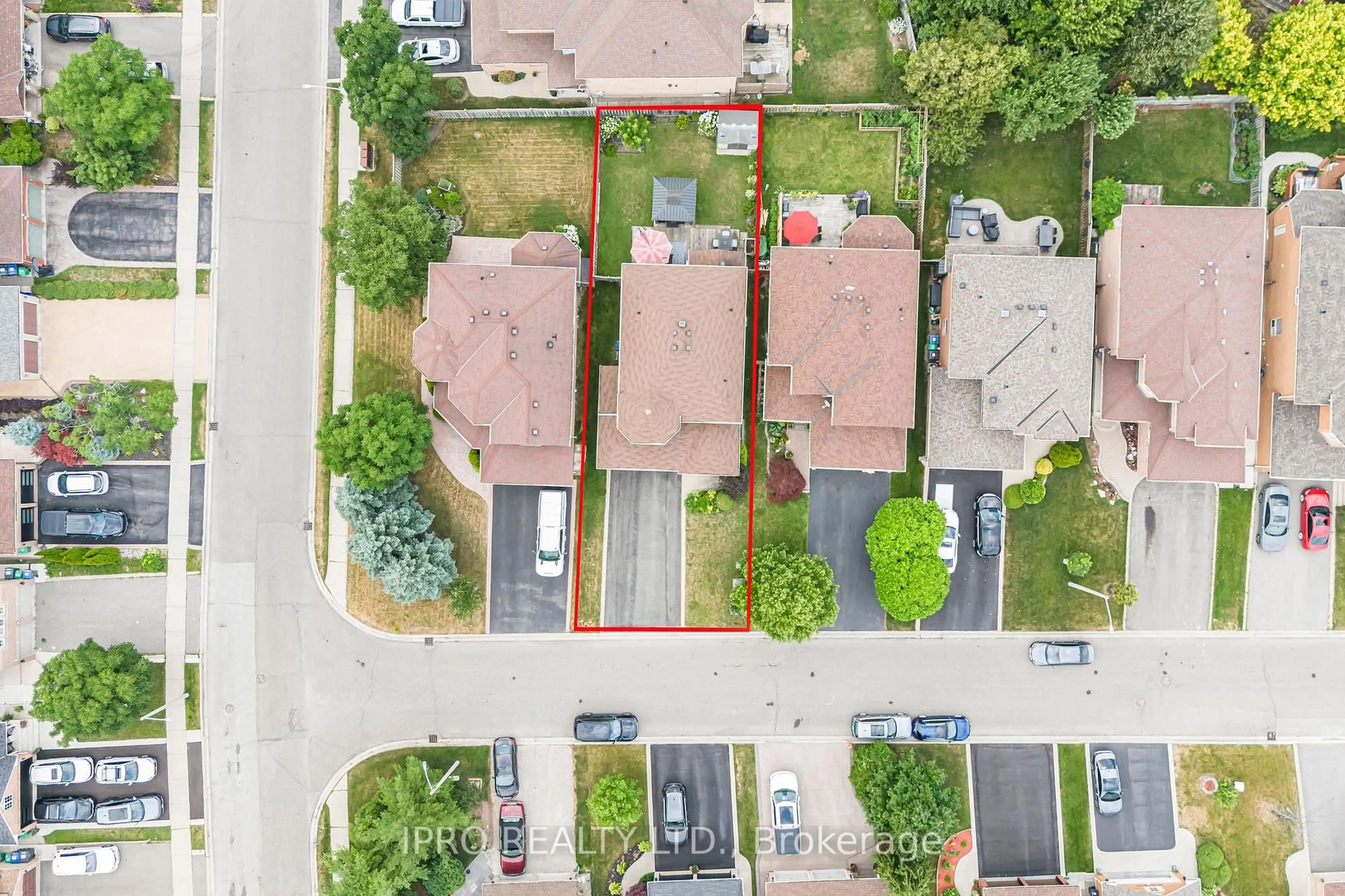 A pic from outside/outdoor area/front of a property/back of a property/a pic from drone, street for 4 Ash Crt, Brampton Ontario L7A 1L5
