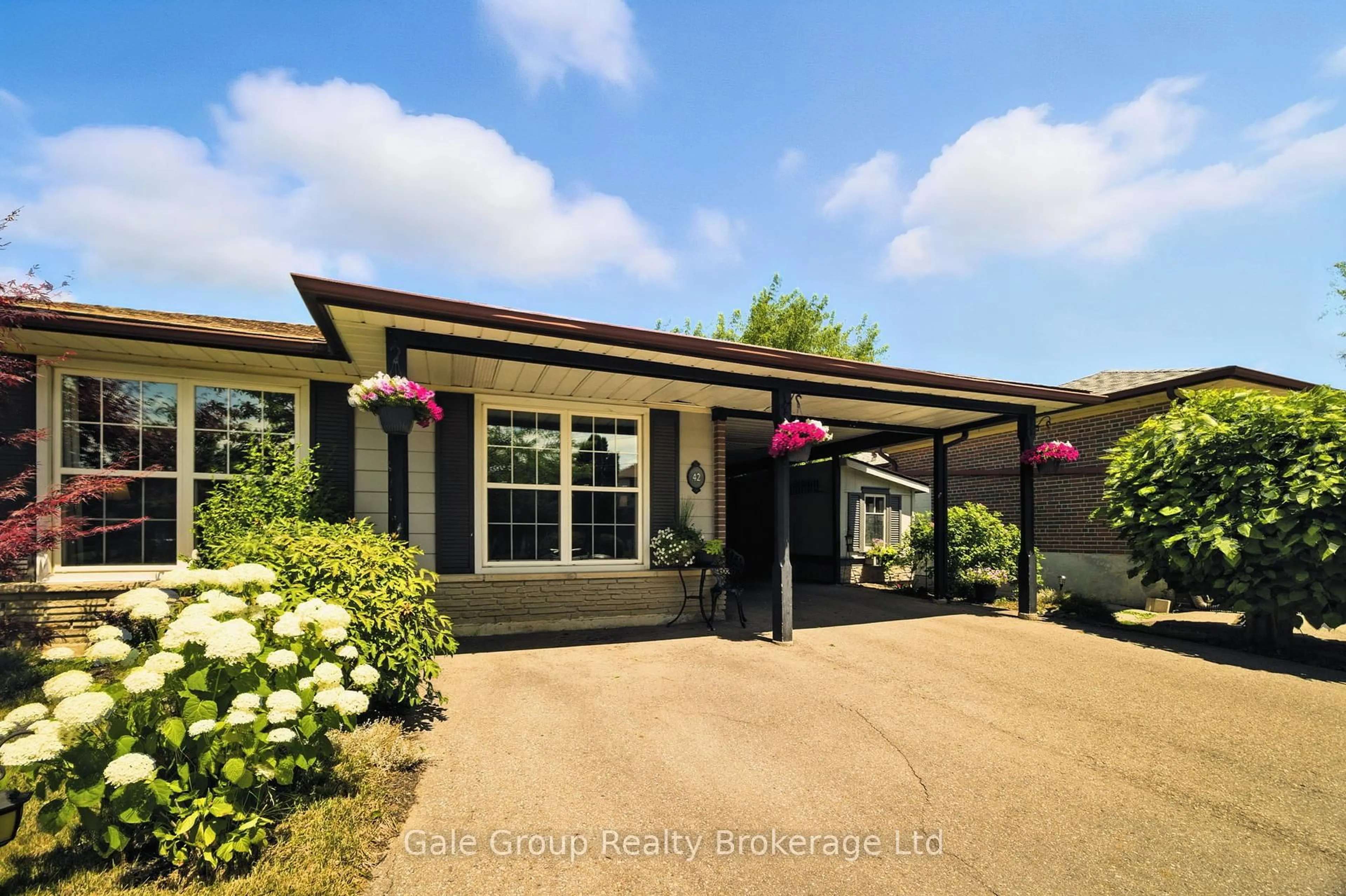 Home with vinyl exterior material, street for 42 Moultrey Cres, Halton Hills Ontario L7G 4N5