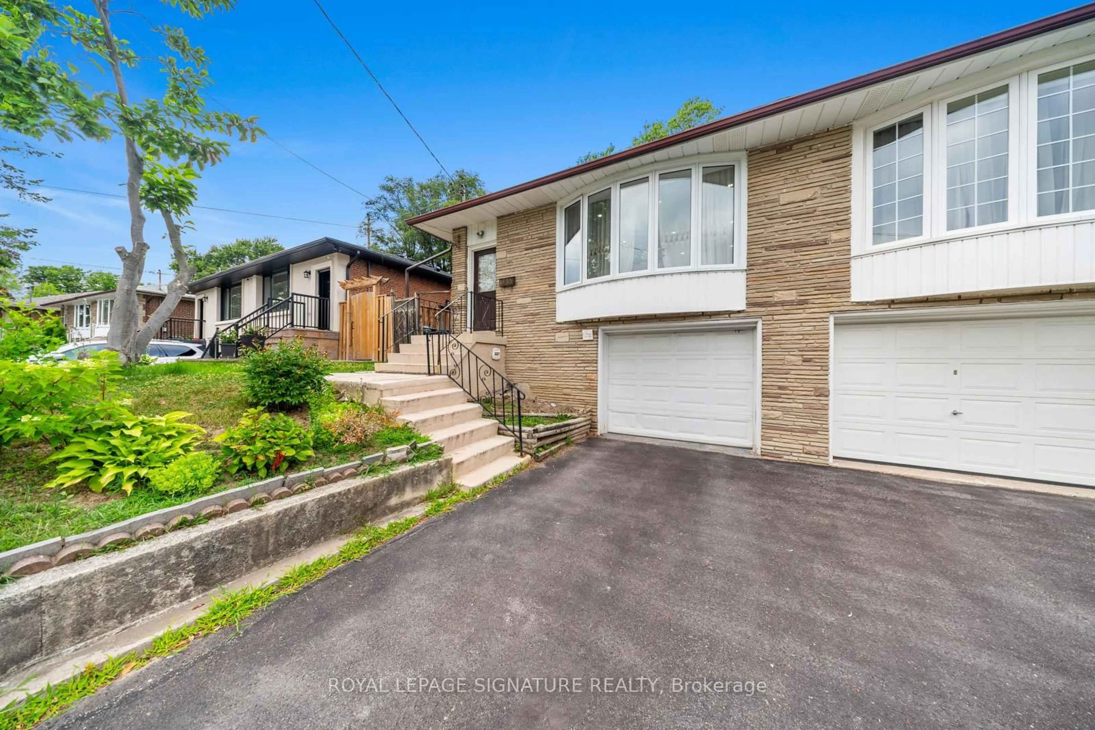 Home with brick exterior material, street for 3455 The Credit Woodlands, Mississauga Ontario L5C 2K5