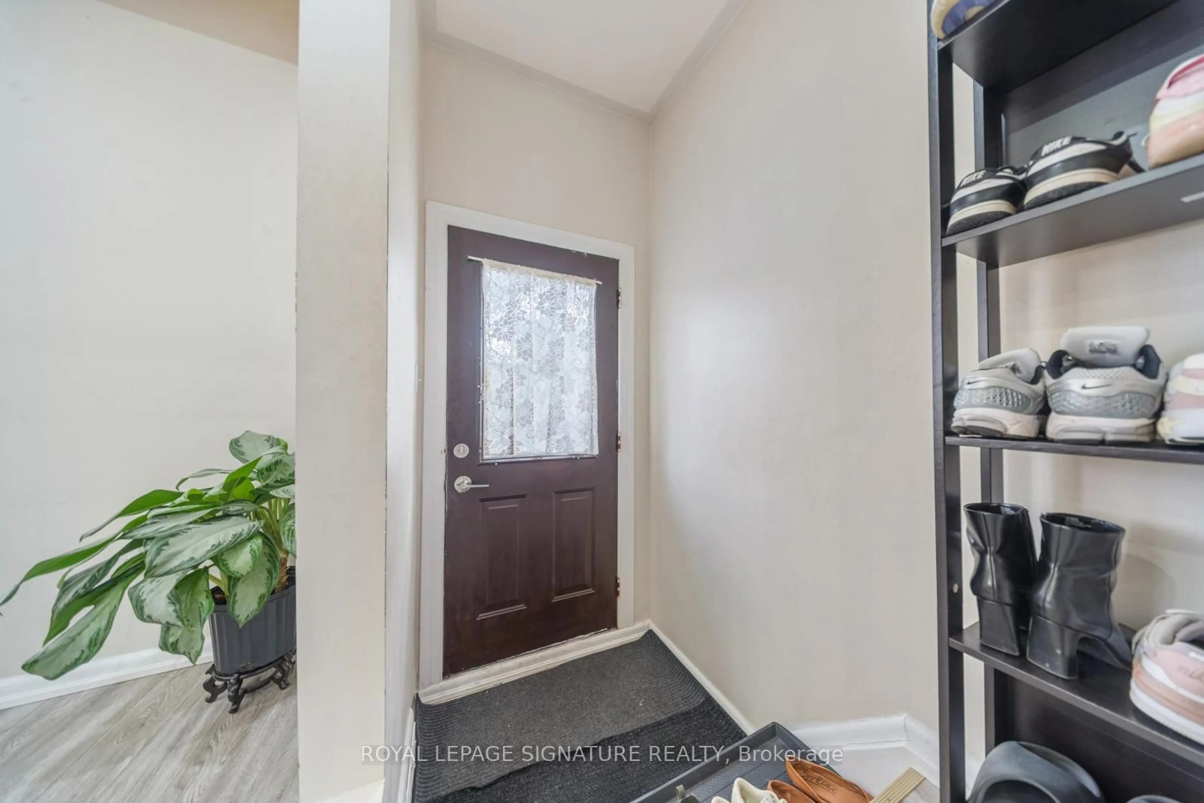 Indoor entryway for 3455 The Credit Woodlands, Mississauga Ontario L5C 2K5