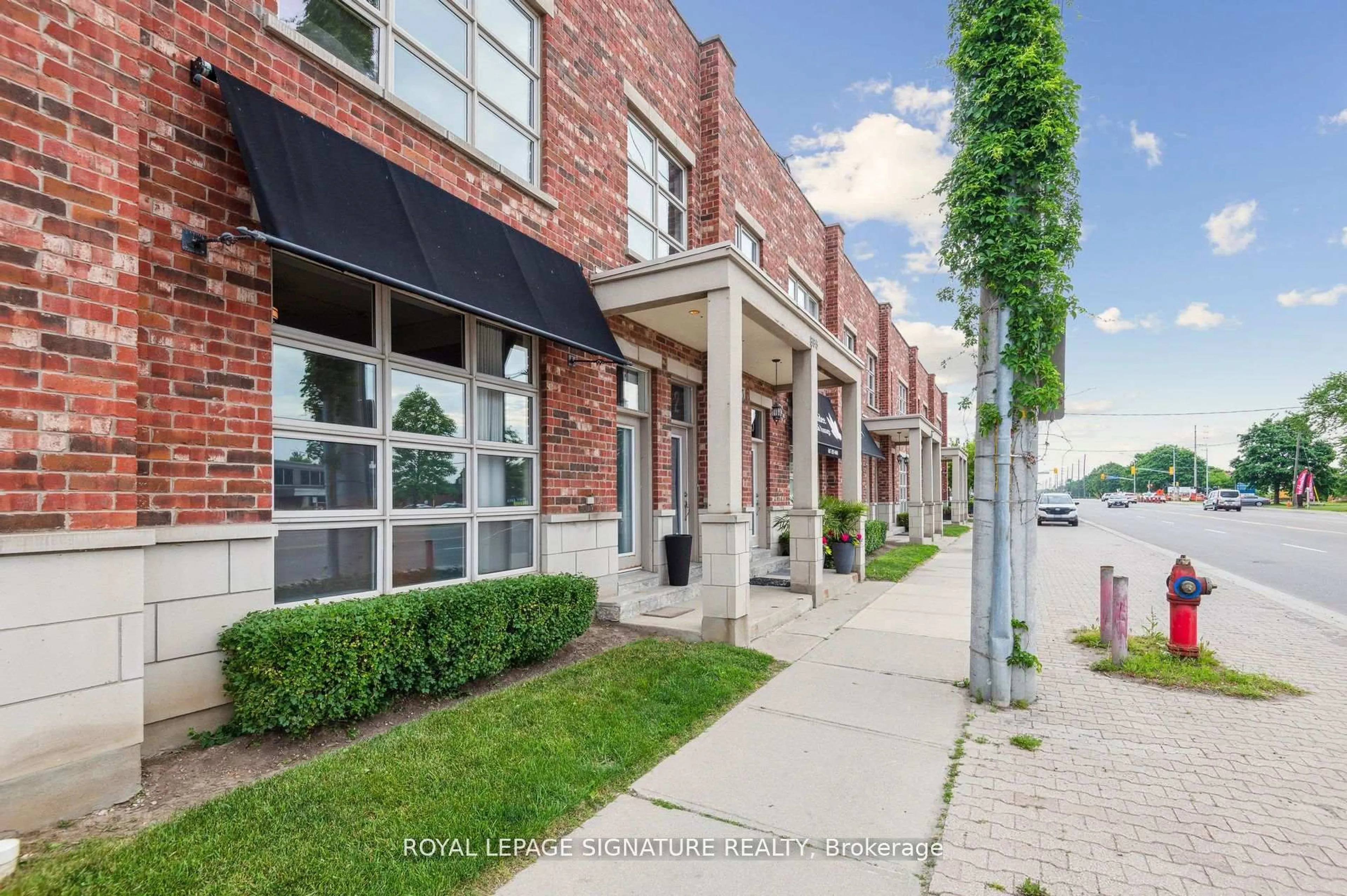 Home with brick exterior material, street for 885 Lakeshore Rd #1, Mississauga Ontario L5E 1E2